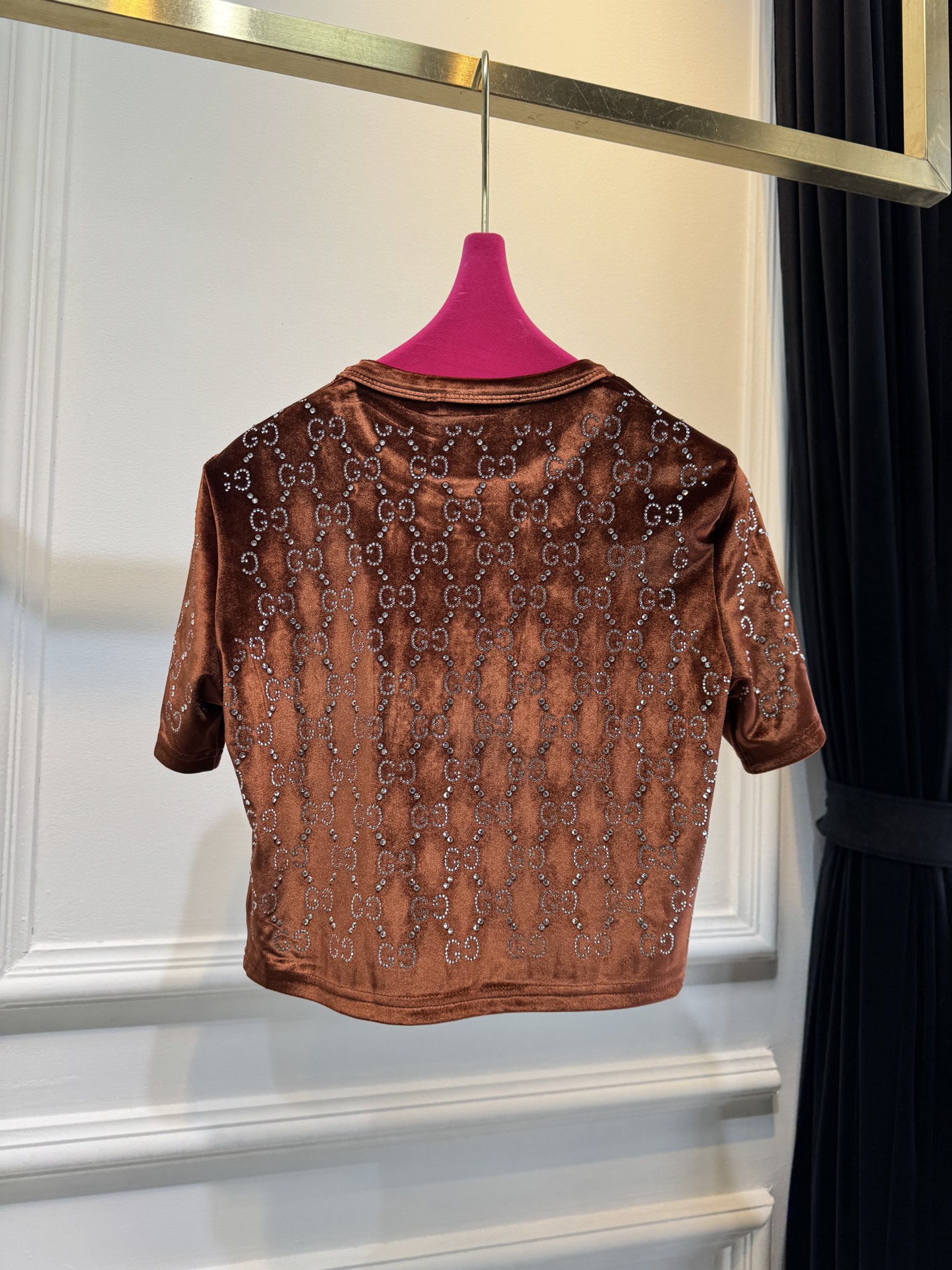 GUCC* 金丝绒烫钻短袖上衣，采用软糯亲肤的金丝绒面料，自带细腻柔光质感；全身满铺品牌标志性双G烫钻图