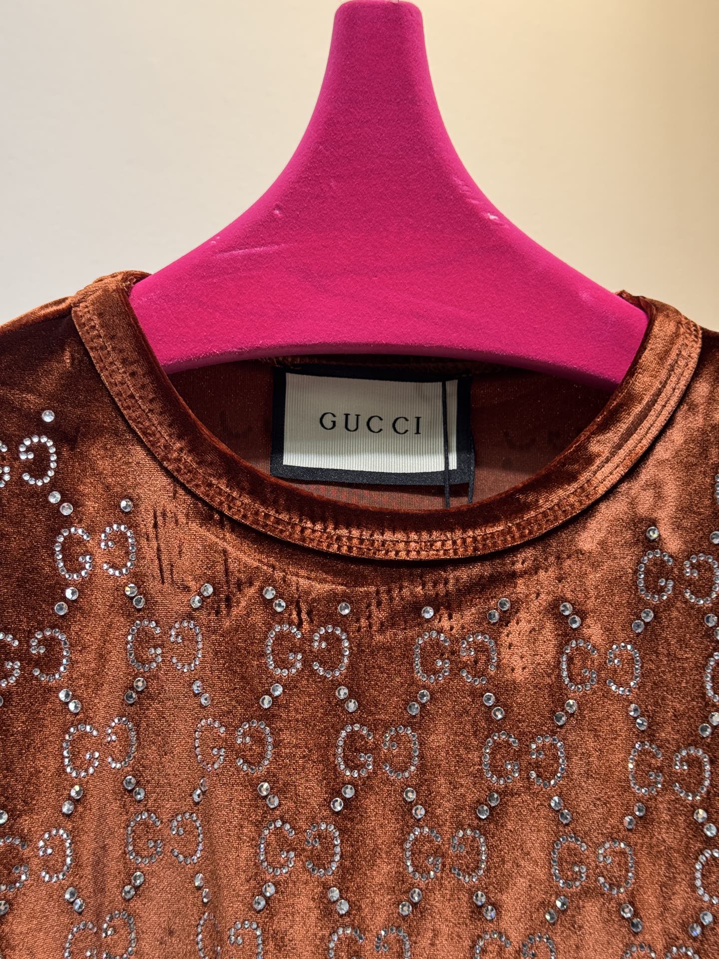 GUCC* 金丝绒烫钻短袖上衣，采用软糯亲肤的金丝绒面料，自带细腻柔光质感；全身满铺品牌标志性双G烫钻图