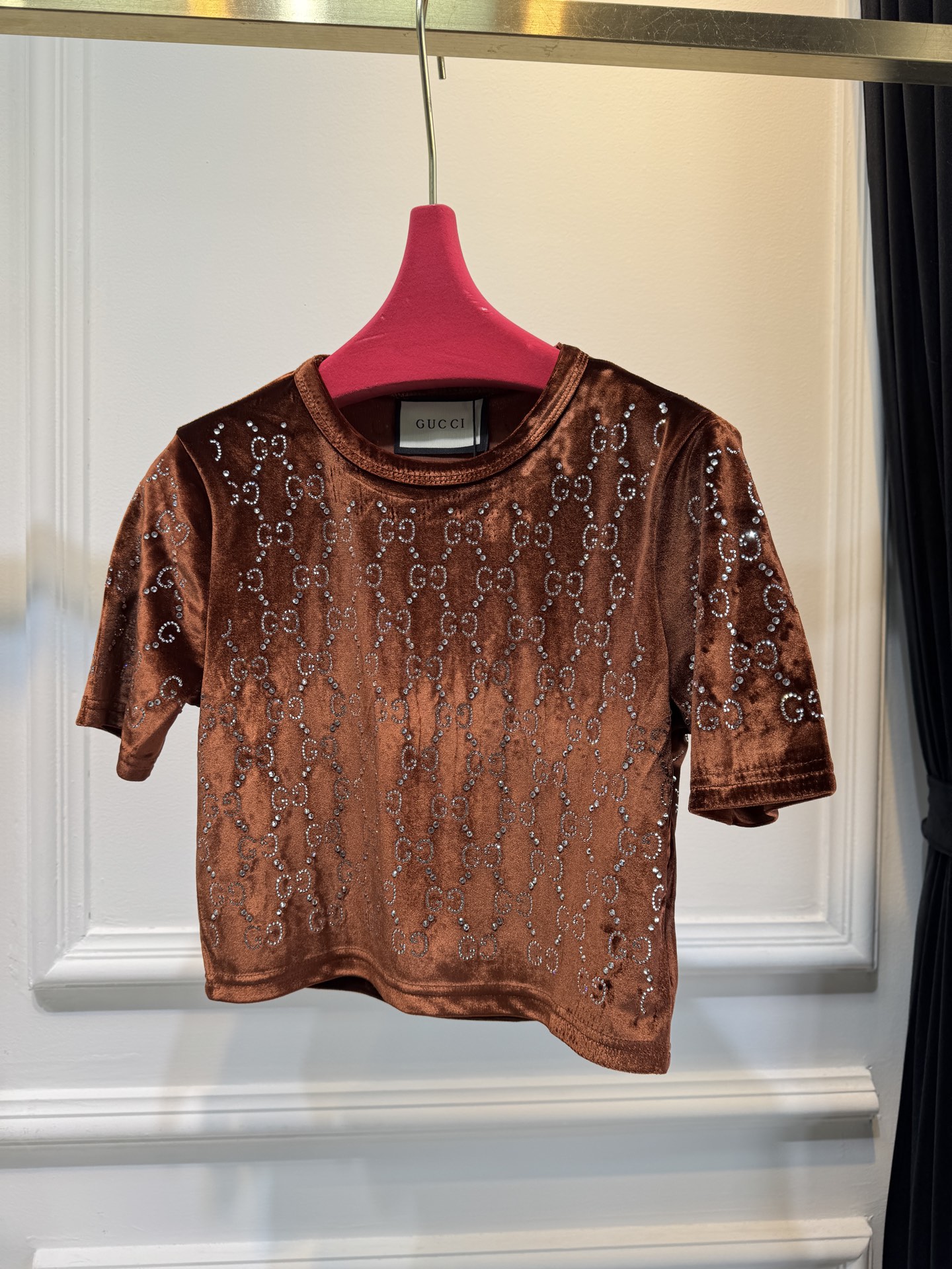 GUCC* 金丝绒烫钻短袖上衣，采用软糯亲肤的金丝绒面料，自带细腻柔光质感；全身满铺品牌标志性双G烫钻图