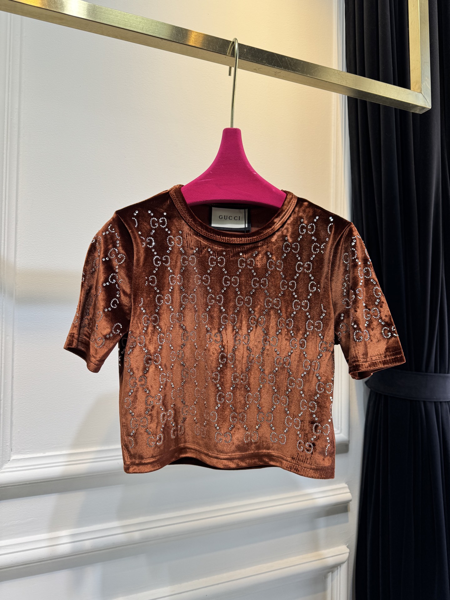 GUCC* 金丝绒烫钻短袖上衣，采用软糯亲肤的金丝绒面料，自带细腻柔光质感；全身满铺品牌标志性双G烫钻图