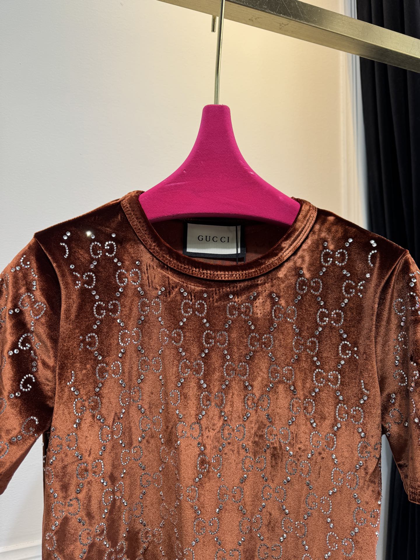 GUCC* 金丝绒烫钻短袖上衣，采用软糯亲肤的金丝绒面料，自带细腻柔光质感；全身满铺品牌标志性双G烫钻图