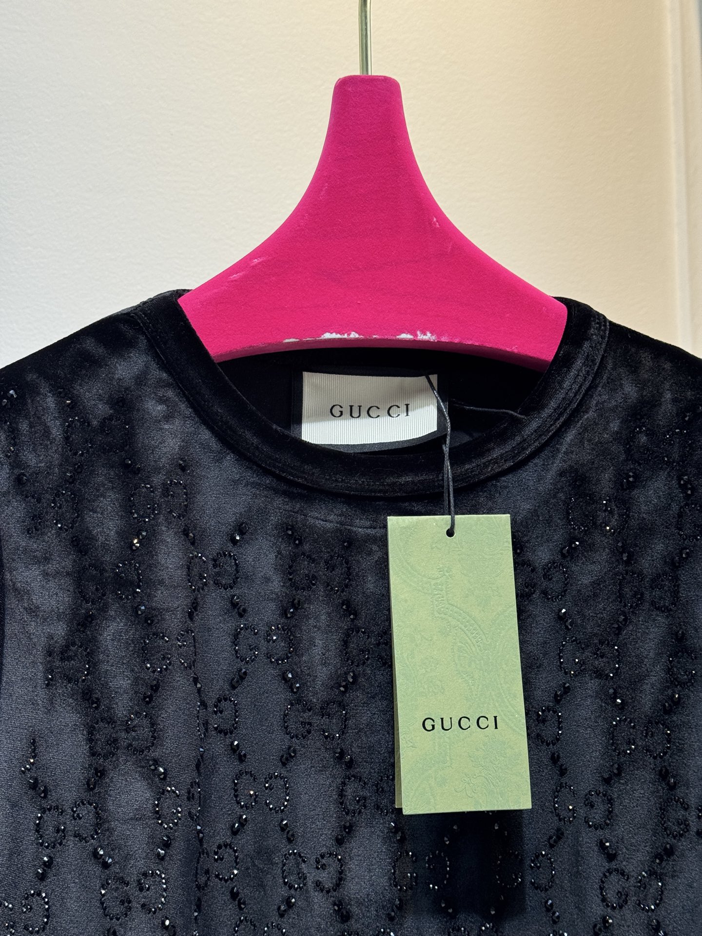 GUCC* 金丝绒烫钻短袖上衣，采用软糯亲肤的金丝绒面料，自带细腻柔光质感；全身满铺品牌标志性双G烫钻图