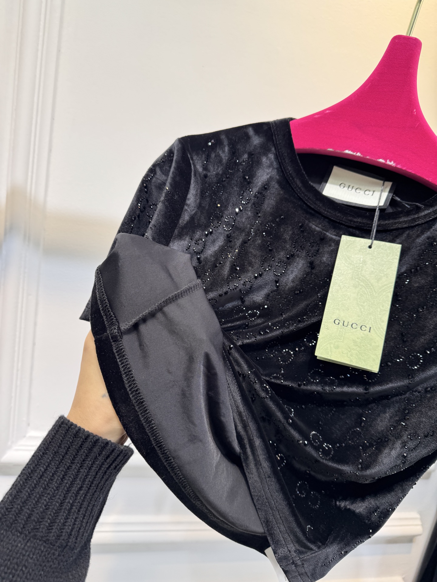 GUCC* 金丝绒烫钻短袖上衣，采用软糯亲肤的金丝绒面料，自带细腻柔光质感；全身满铺品牌标志性双G烫钻图