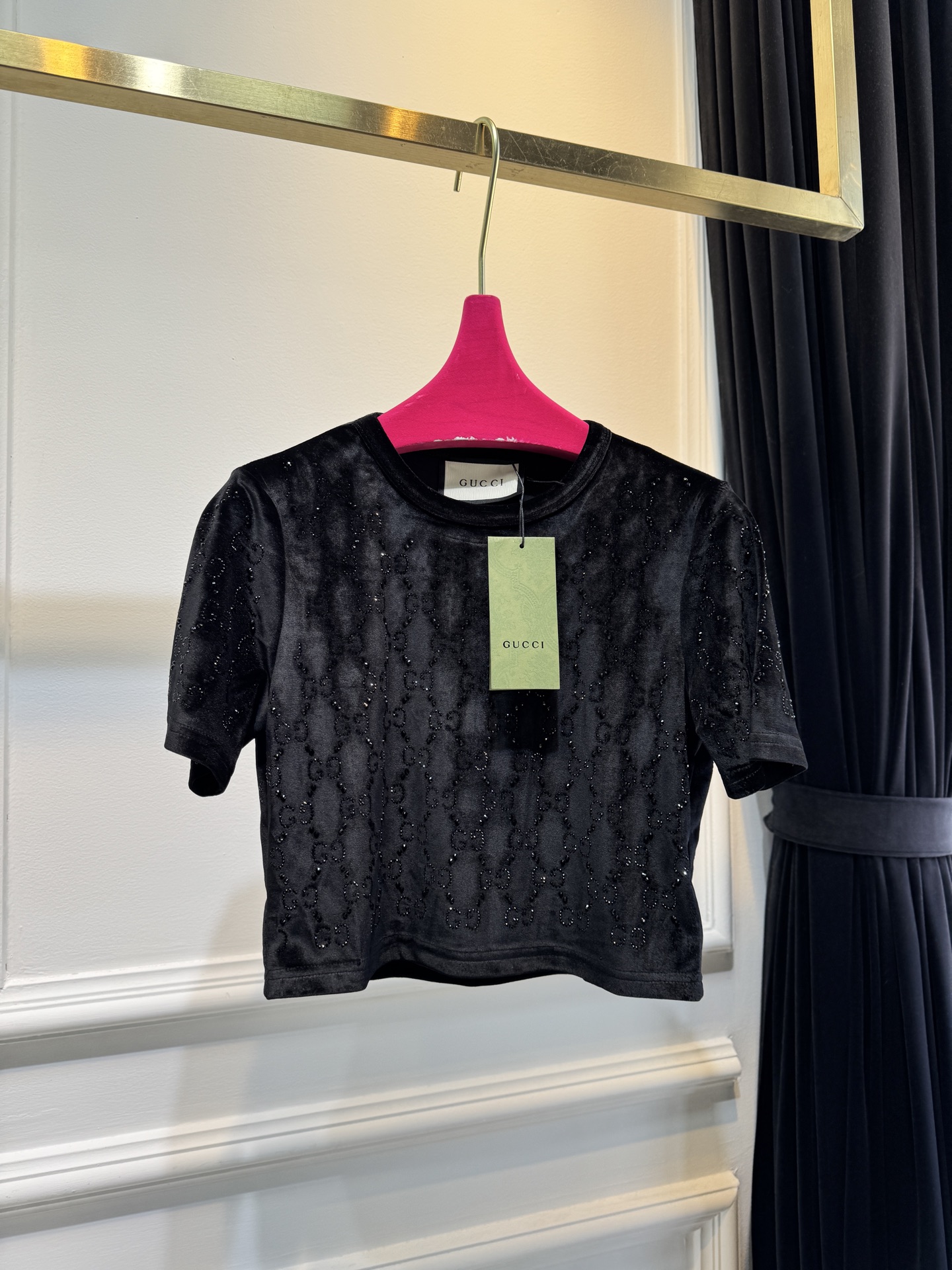 GUCC* 金丝绒烫钻短袖上衣，采用软糯亲肤的金丝绒面料，自带细腻柔光质感；全身满铺品牌标志性双G烫钻图