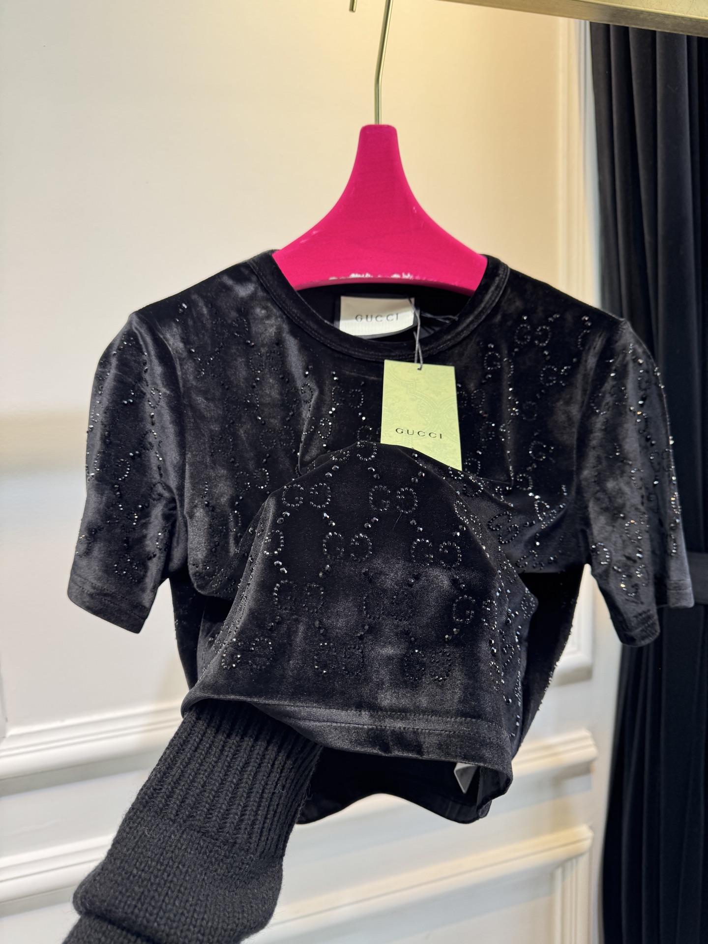 GUCC* 金丝绒烫钻短袖上衣，采用软糯亲肤的金丝绒面料，自带细腻柔光质感；全身满铺品牌标志性双G烫钻图