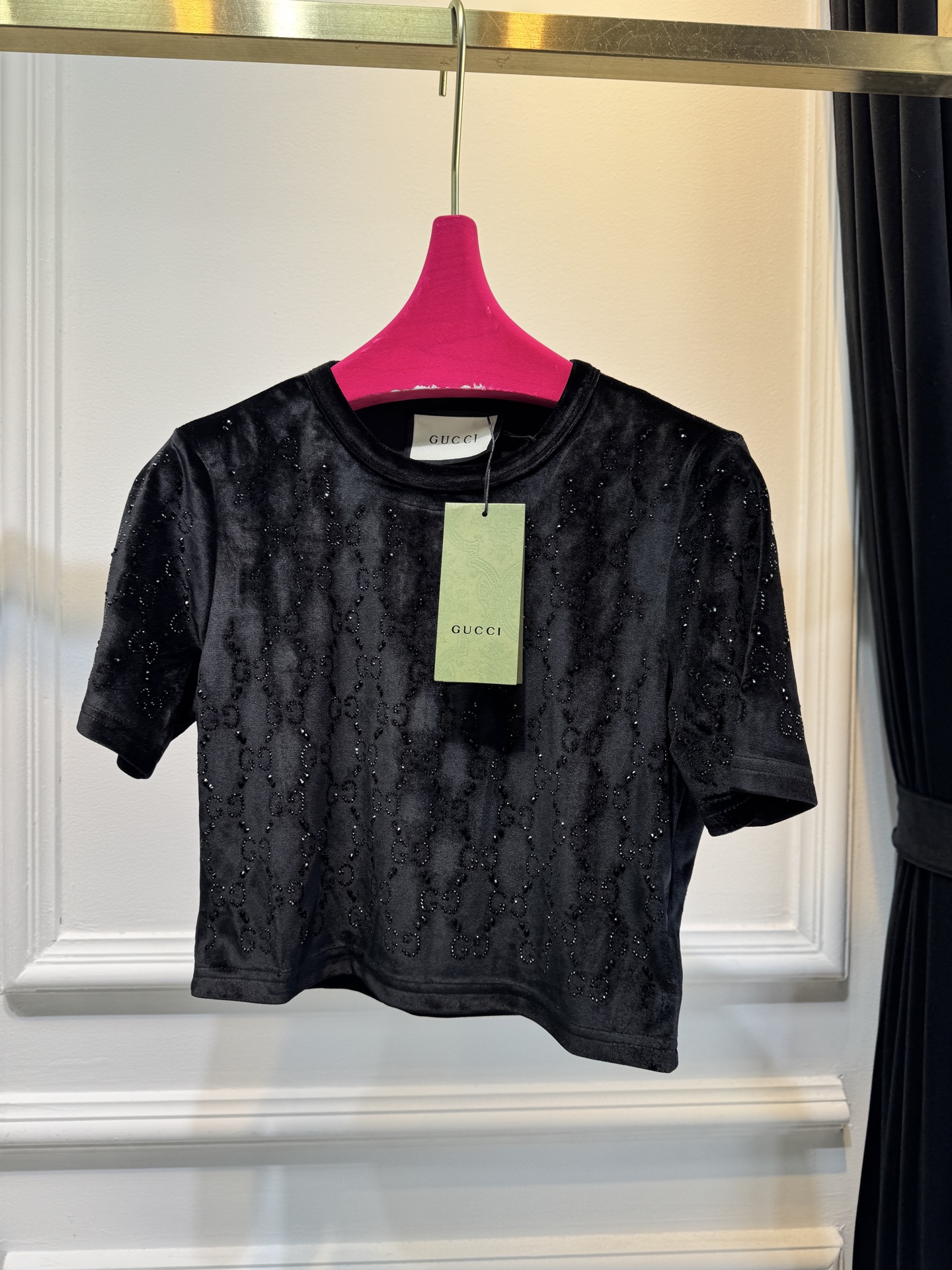 GUCC* 金丝绒烫钻短袖上衣，采用软糯亲肤的金丝绒面料，自带细腻柔光质感；全身满铺品牌标志性双G烫钻图
