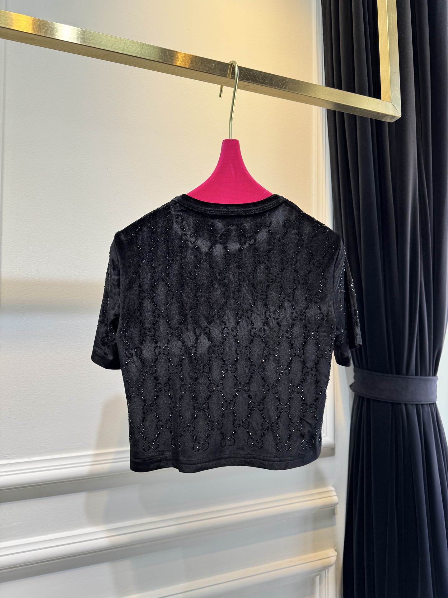 GUCC* 金丝绒烫钻短袖上衣，采用软糯亲肤的金丝绒面料，自带细腻柔光质感；全身满铺品牌标志性双G烫钻图