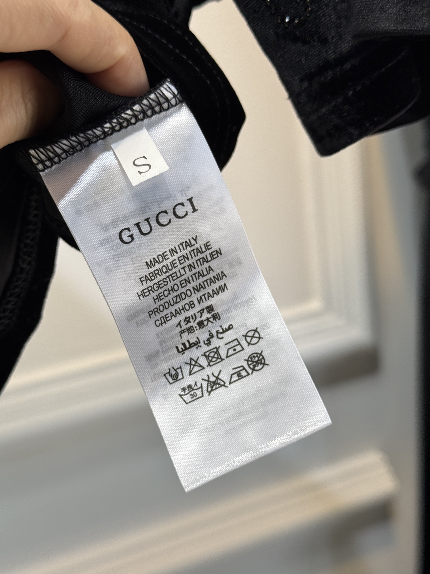 GUCC* 金丝绒烫钻短袖上衣，采用软糯亲肤的金丝绒面料，自带细腻柔光质感；全身满铺品牌标志性双G烫钻图