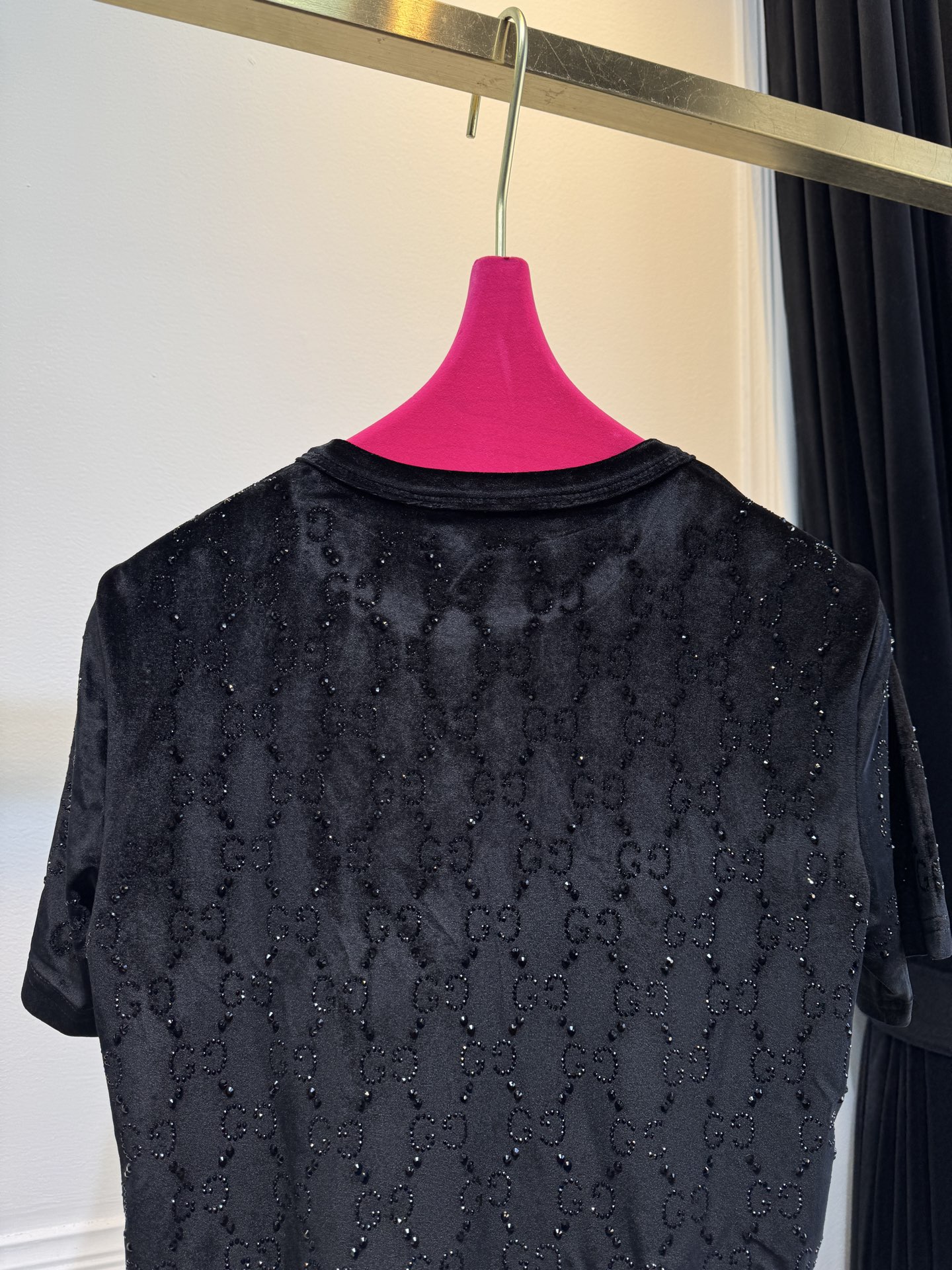 GUCC* 金丝绒烫钻短袖上衣，采用软糯亲肤的金丝绒面料，自带细腻柔光质感；全身满铺品牌标志性双G烫钻图