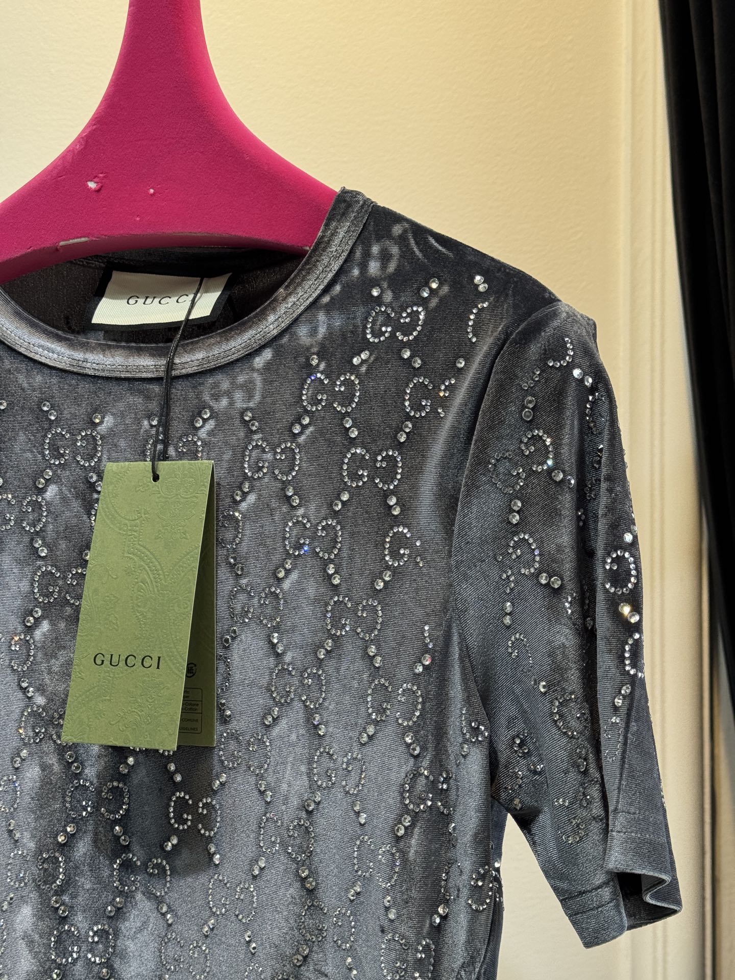 GUCC* 金丝绒烫钻短袖上衣，采用软糯亲肤的金丝绒面料，自带细腻柔光质感；全身满铺品牌标志性双G烫钻图