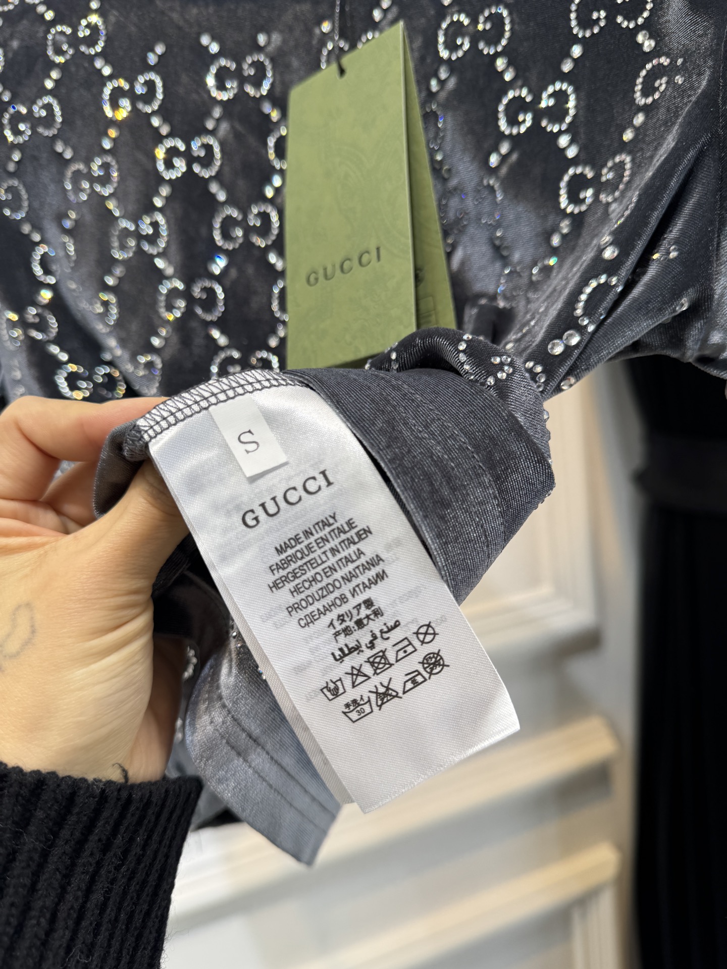 GUCC* 金丝绒烫钻短袖上衣，采用软糯亲肤的金丝绒面料，自带细腻柔光质感；全身满铺品牌标志性双G烫钻图