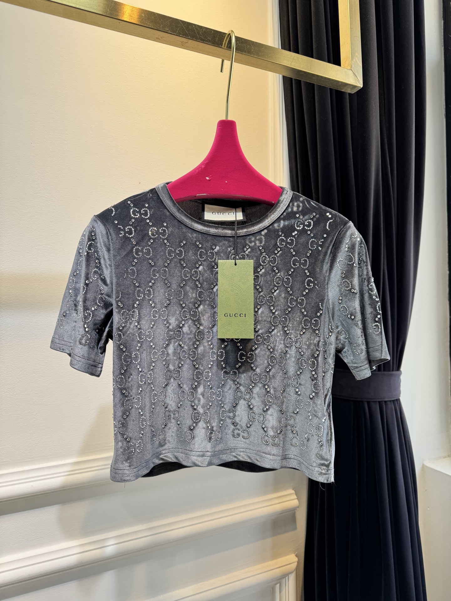 GUCC* 金丝绒烫钻短袖上衣，采用软糯亲肤的金丝绒面料，自带细腻柔光质感；全身满铺品牌标志性双G烫钻图