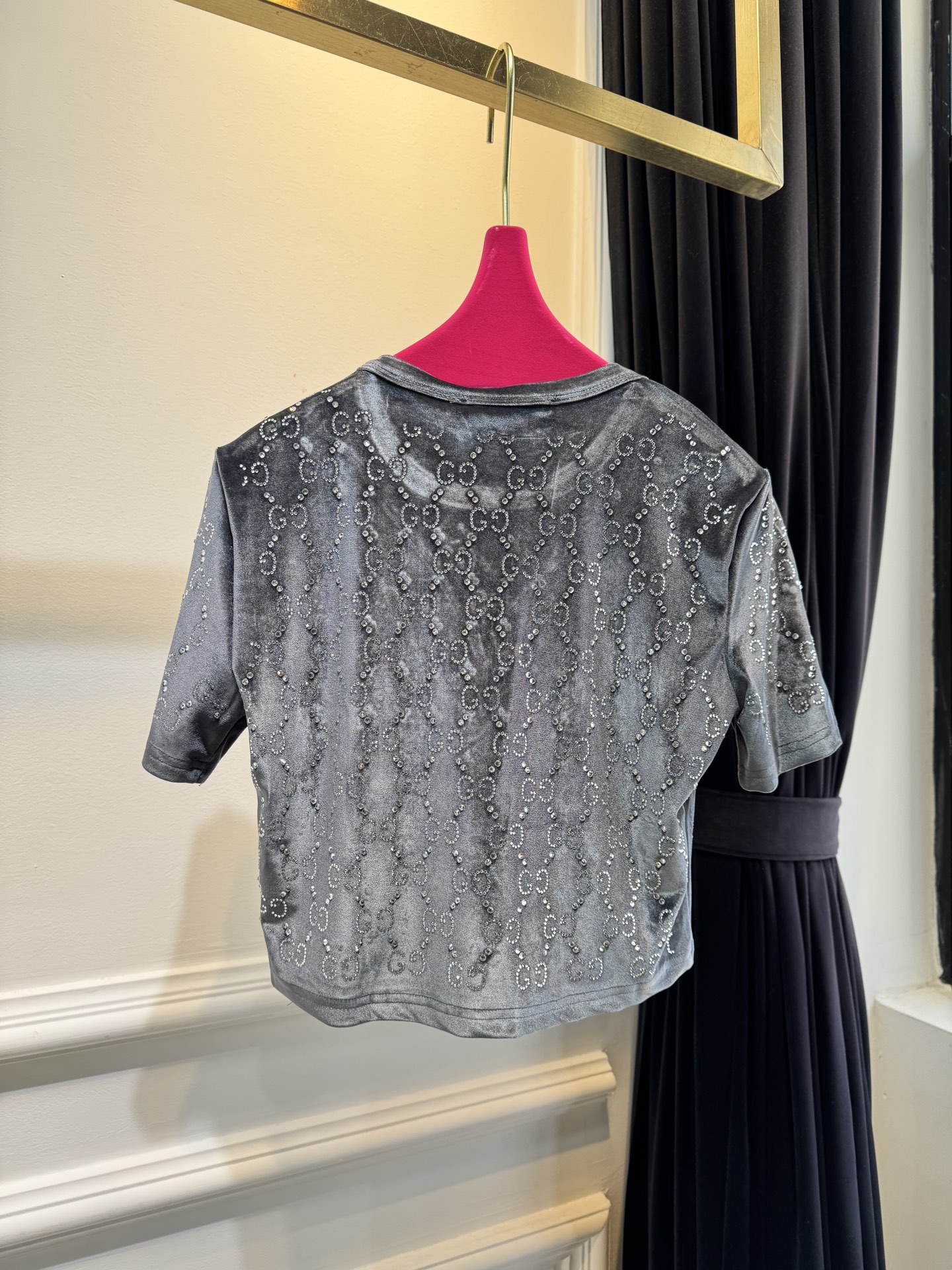 GUCC* 金丝绒烫钻短袖上衣，采用软糯亲肤的金丝绒面料，自带细腻柔光质感；全身满铺品牌标志性双G烫钻图