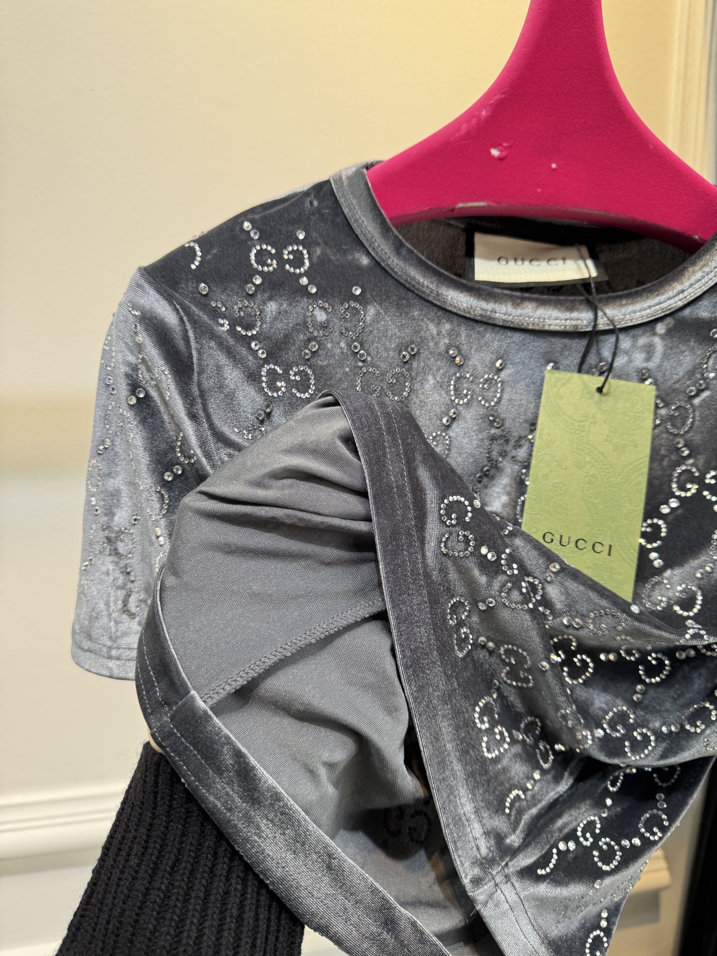 GUCC* 金丝绒烫钻短袖上衣，采用软糯亲肤的金丝绒面料，自带细腻柔光质感；全身满铺品牌标志性双G烫钻图