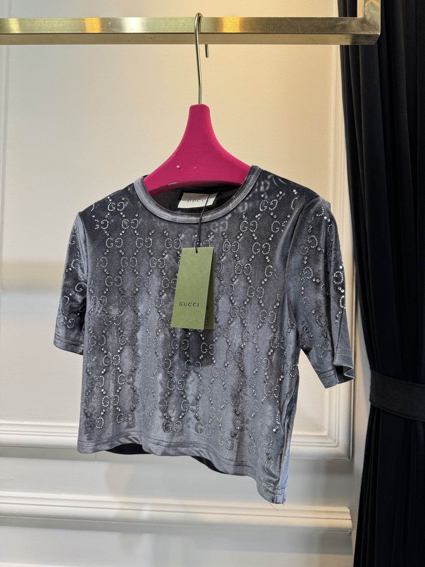 GUCC* 金丝绒烫钻短袖上衣，采用软糯亲肤的金丝绒面料，自带细腻柔光质感；全身满铺品牌标志性双G烫钻图