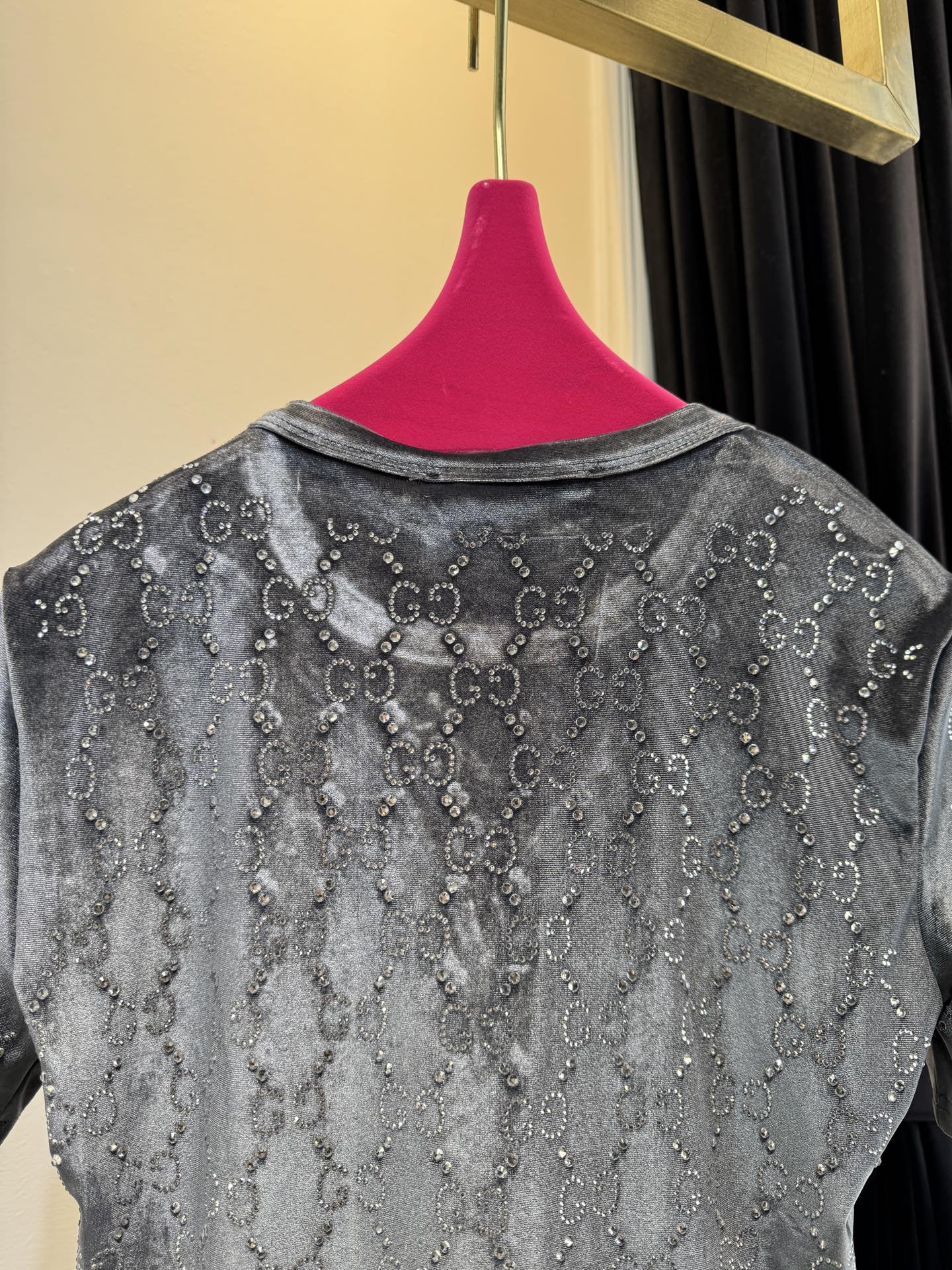 GUCC* 金丝绒烫钻短袖上衣，采用软糯亲肤的金丝绒面料，自带细腻柔光质感；全身满铺品牌标志性双G烫钻图