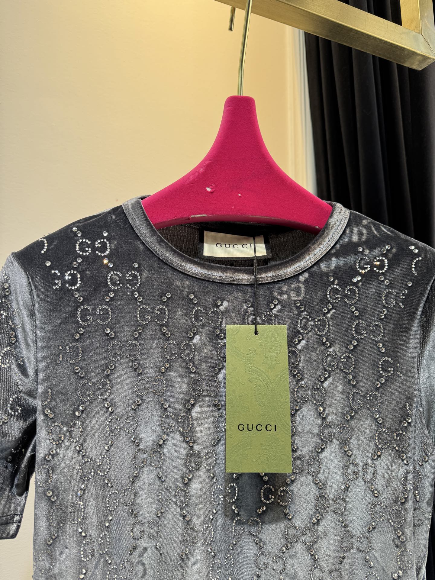 GUCC* 金丝绒烫钻短袖上衣，采用软糯亲肤的金丝绒面料，自带细腻柔光质感；全身满铺品牌标志性双G烫钻图