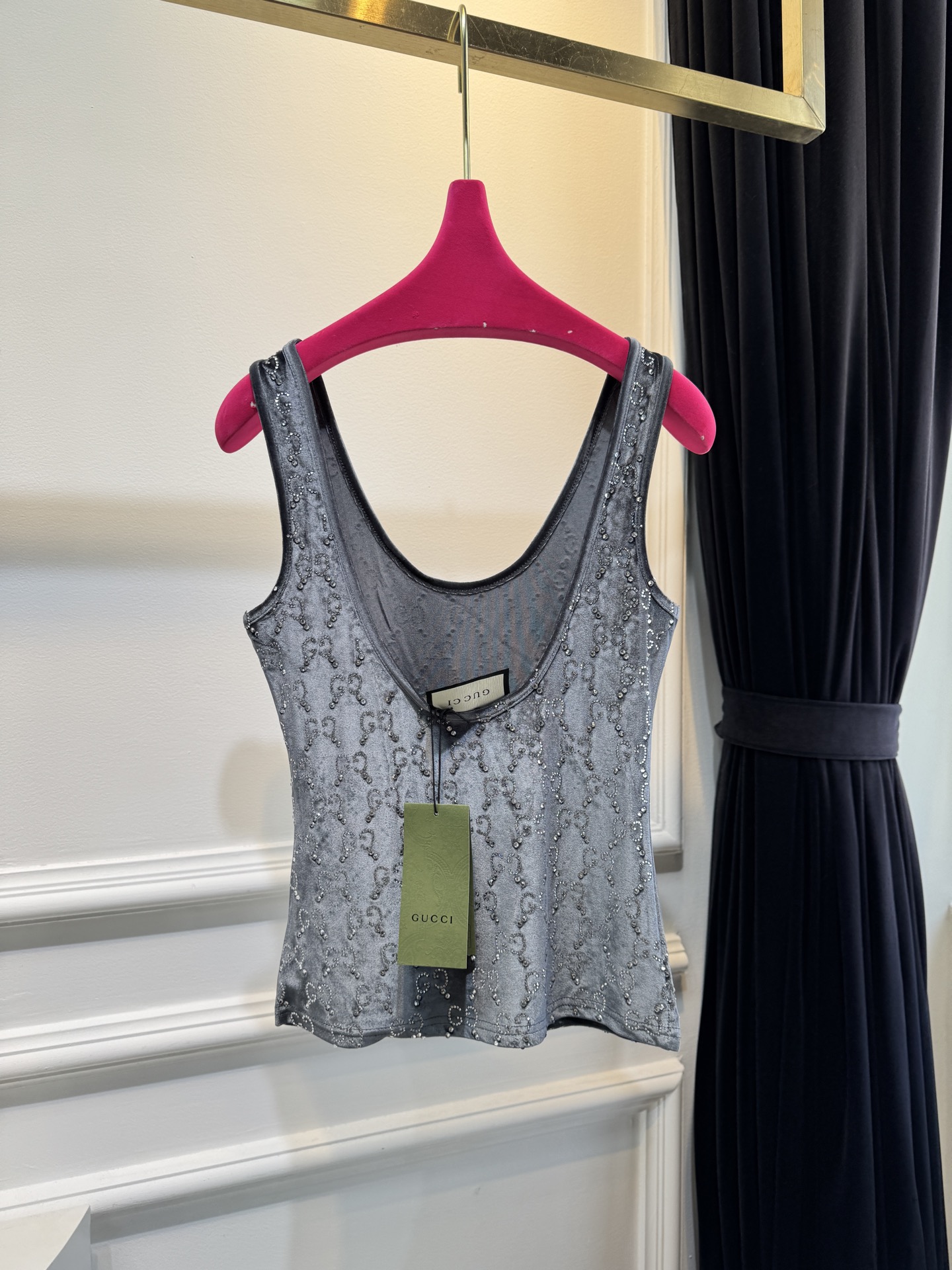 gucc* 金丝绒烫钻背心采用柔软亲肤的金丝绒面料，表面带有细腻光泽；全身点缀满幅的烫钻花纹，在光线下折