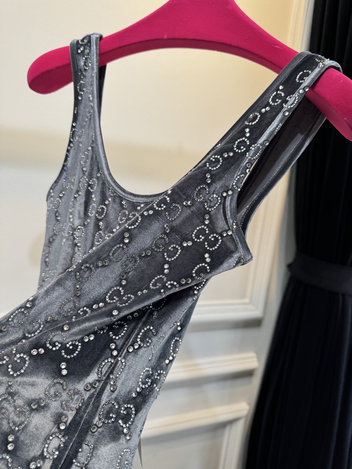 gucc* 金丝绒烫钻背心采用柔软亲肤的金丝绒面料，表面带有细腻光泽；全身点缀满幅的烫钻花纹，在光线下折