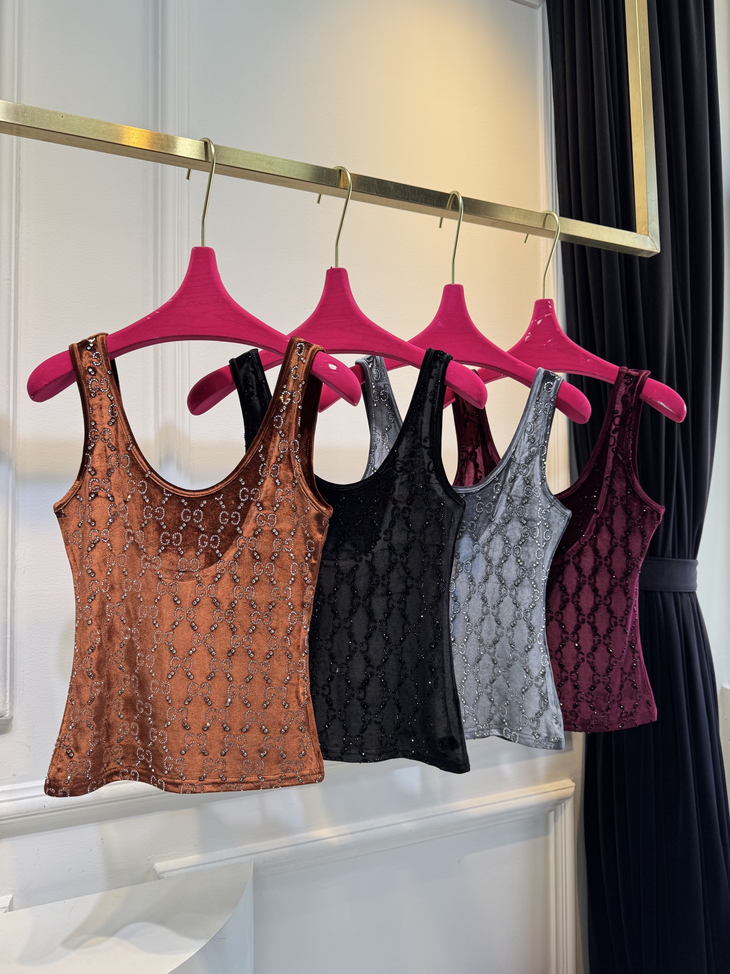 gucc* 金丝绒烫钻背心采用柔软亲肤的金丝绒面料，表面带有细腻光泽；全身点缀满幅的烫钻花纹，在光线下折