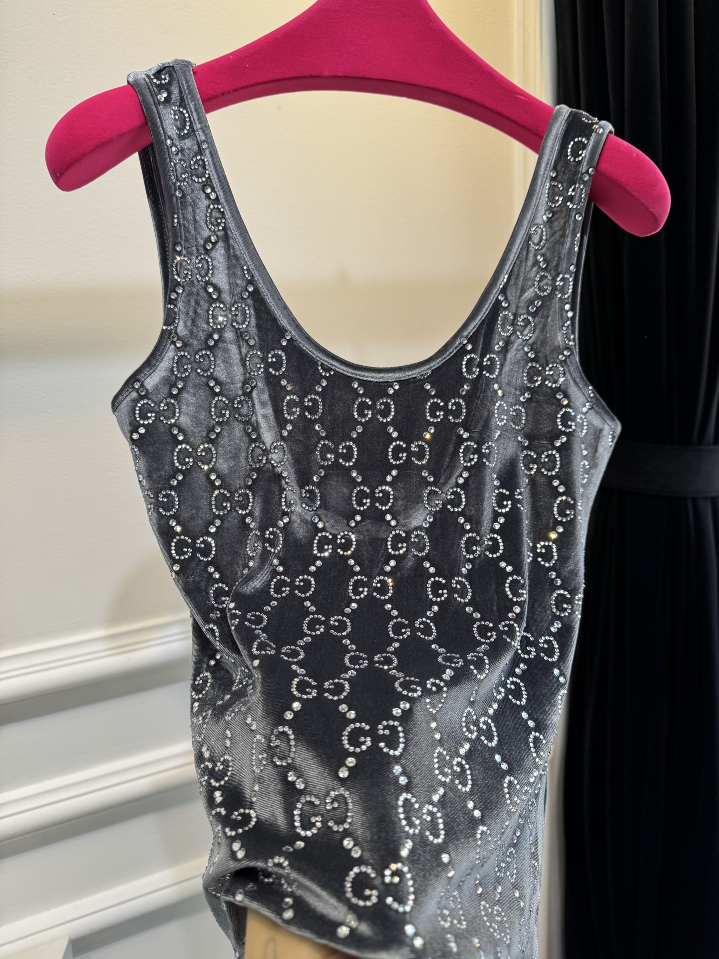 gucc* 金丝绒烫钻背心采用柔软亲肤的金丝绒面料，表面带有细腻光泽；全身点缀满幅的烫钻花纹，在光线下折