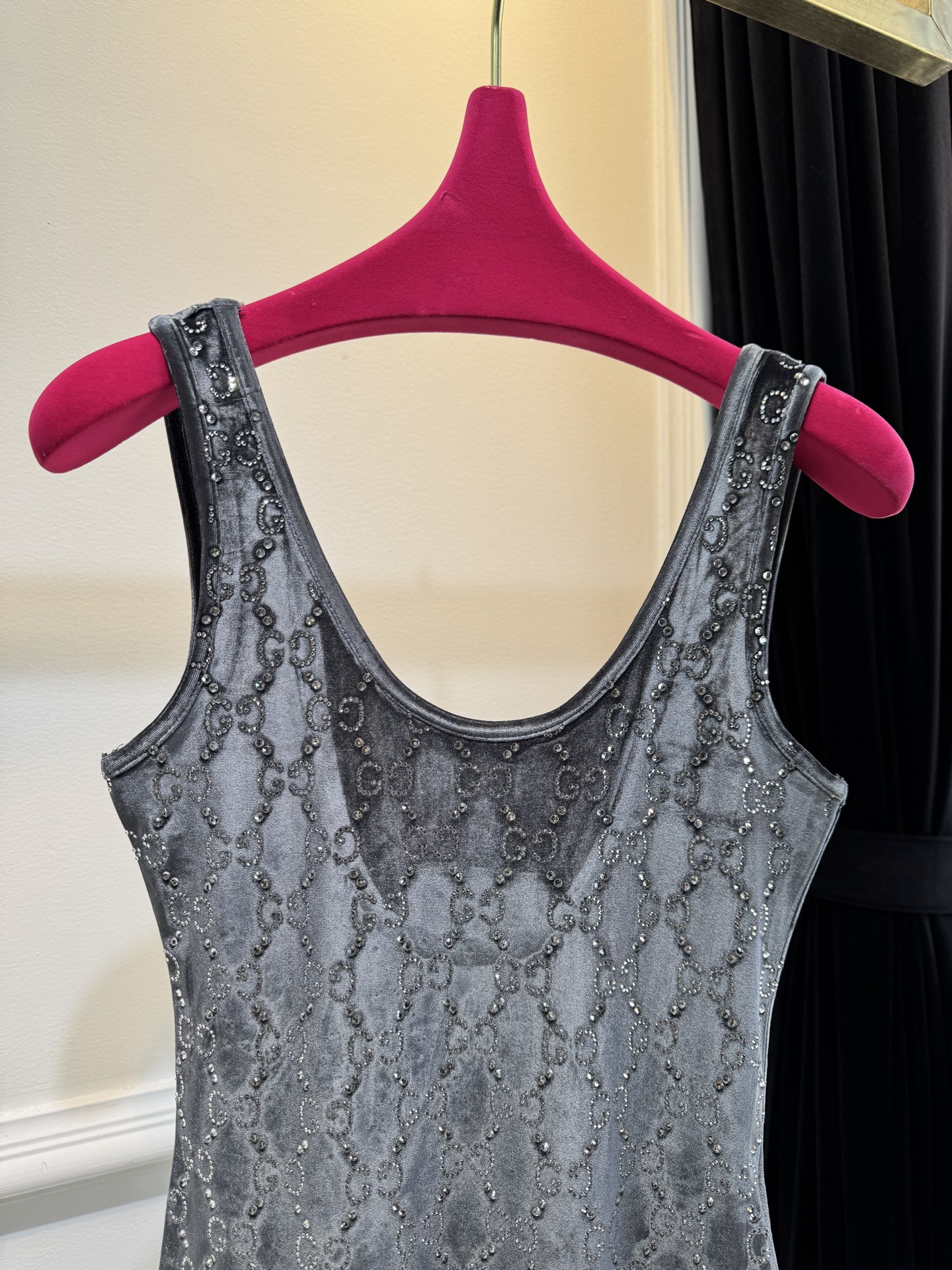 gucc* 金丝绒烫钻背心采用柔软亲肤的金丝绒面料，表面带有细腻光泽；全身点缀满幅的烫钻花纹，在光线下折