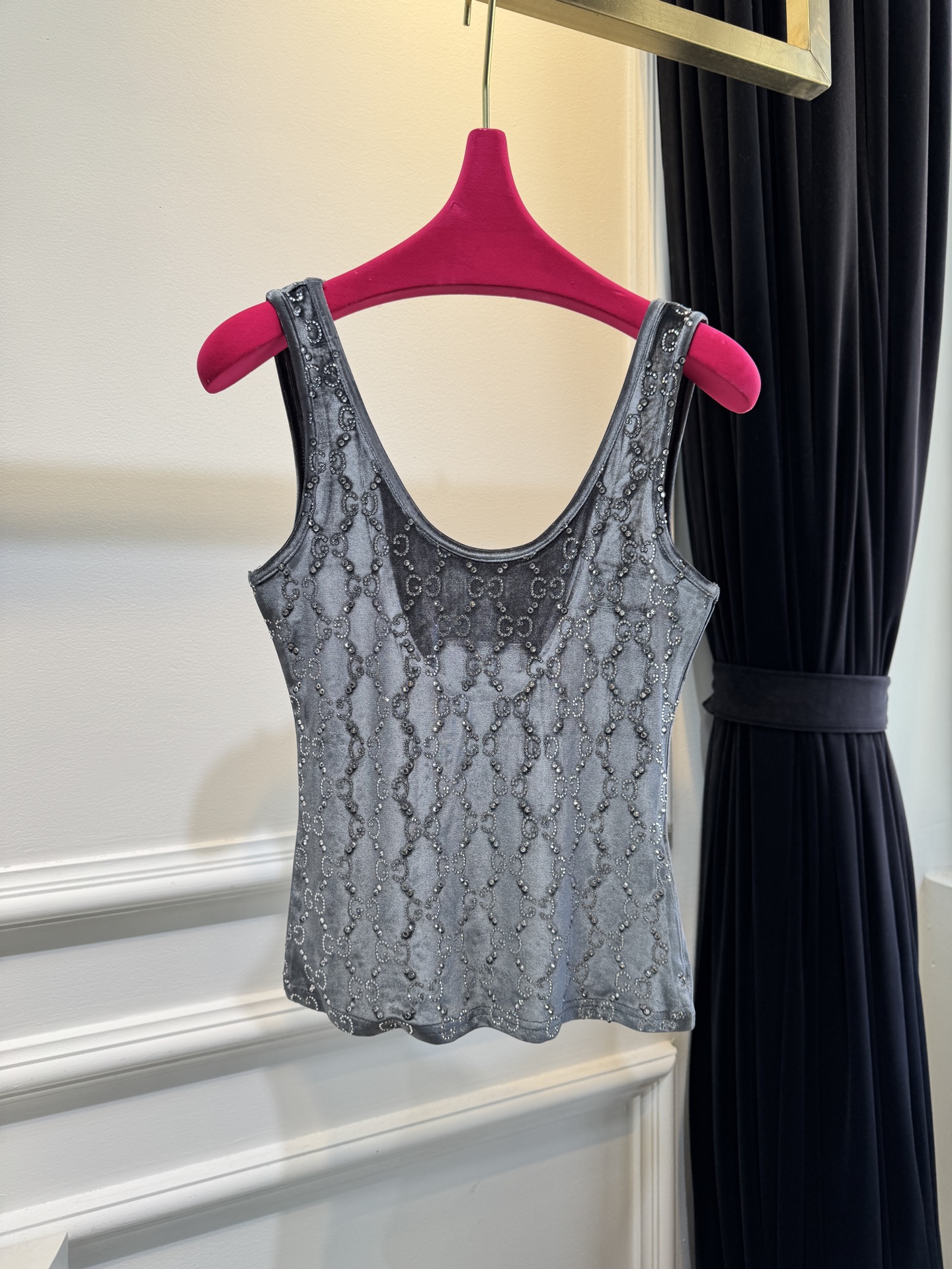 gucc* 金丝绒烫钻背心采用柔软亲肤的金丝绒面料，表面带有细腻光泽；全身点缀满幅的烫钻花纹，在光线下折