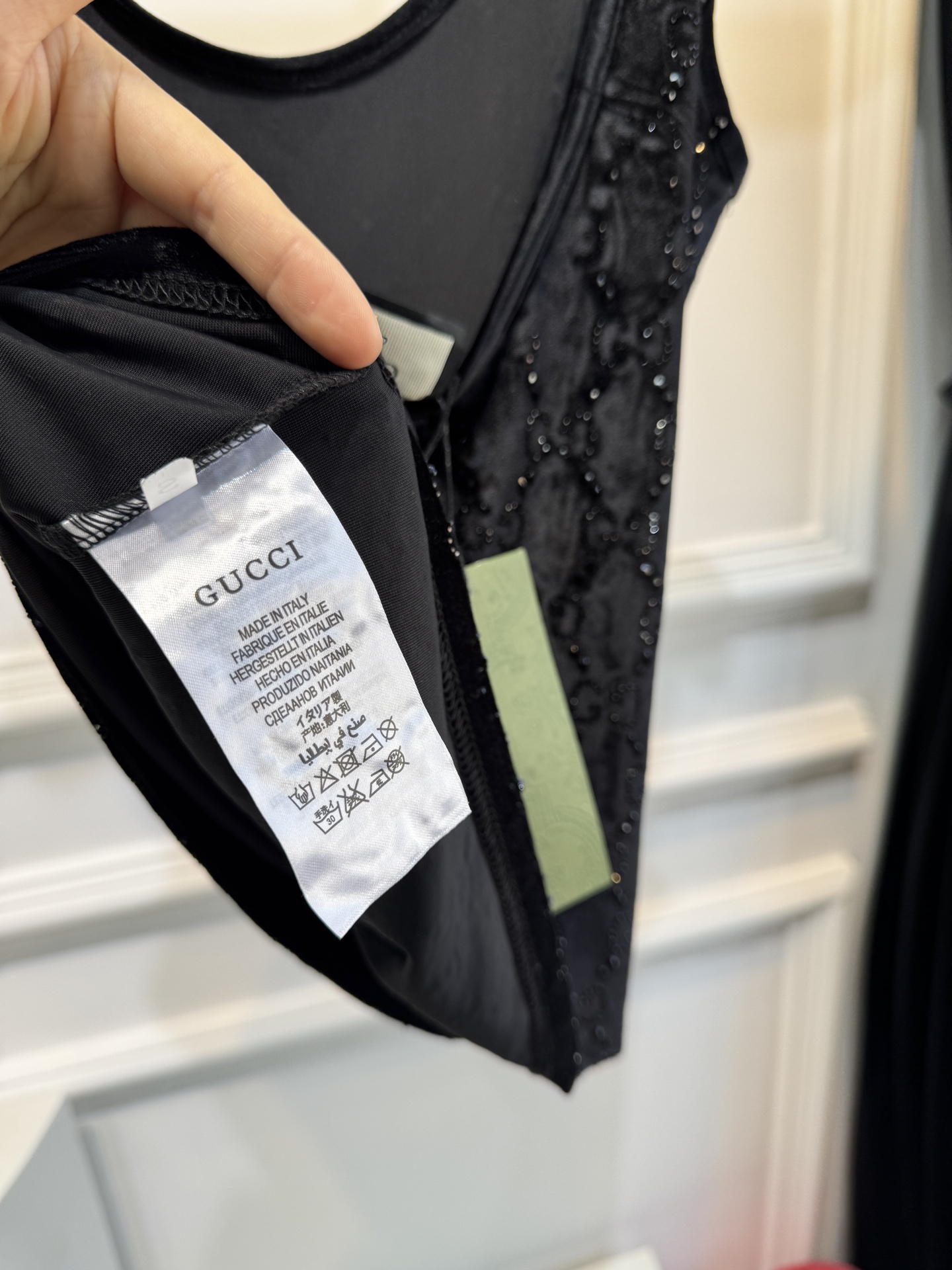 gucc* 金丝绒烫钻背心采用柔软亲肤的金丝绒面料，表面带有细腻光泽；全身点缀满幅的烫钻花纹，在光线下折