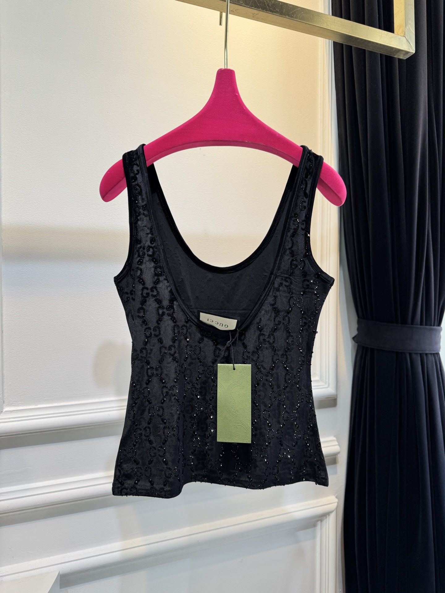 gucc* 金丝绒烫钻背心采用柔软亲肤的金丝绒面料，表面带有细腻光泽；全身点缀满幅的烫钻花纹，在光线下折