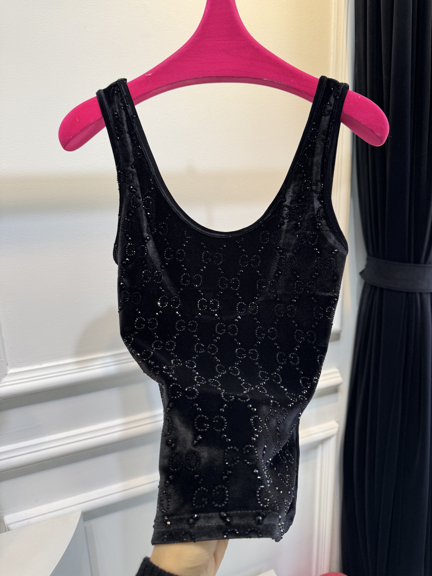 gucc* 金丝绒烫钻背心采用柔软亲肤的金丝绒面料，表面带有细腻光泽；全身点缀满幅的烫钻花纹，在光线下折