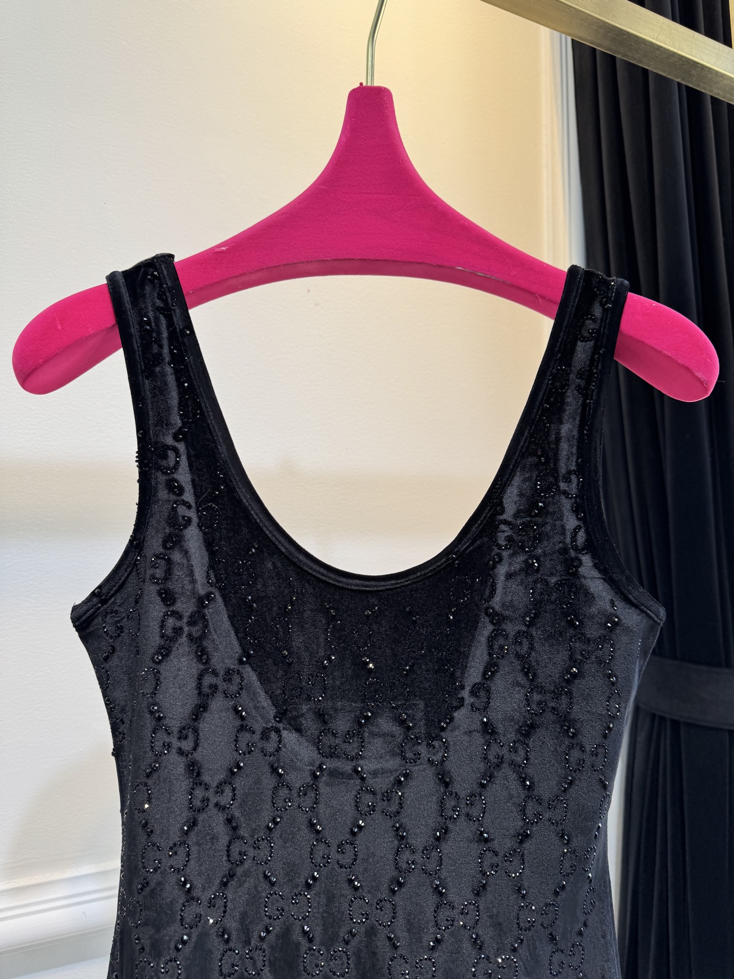 gucc* 金丝绒烫钻背心采用柔软亲肤的金丝绒面料，表面带有细腻光泽；全身点缀满幅的烫钻花纹，在光线下折