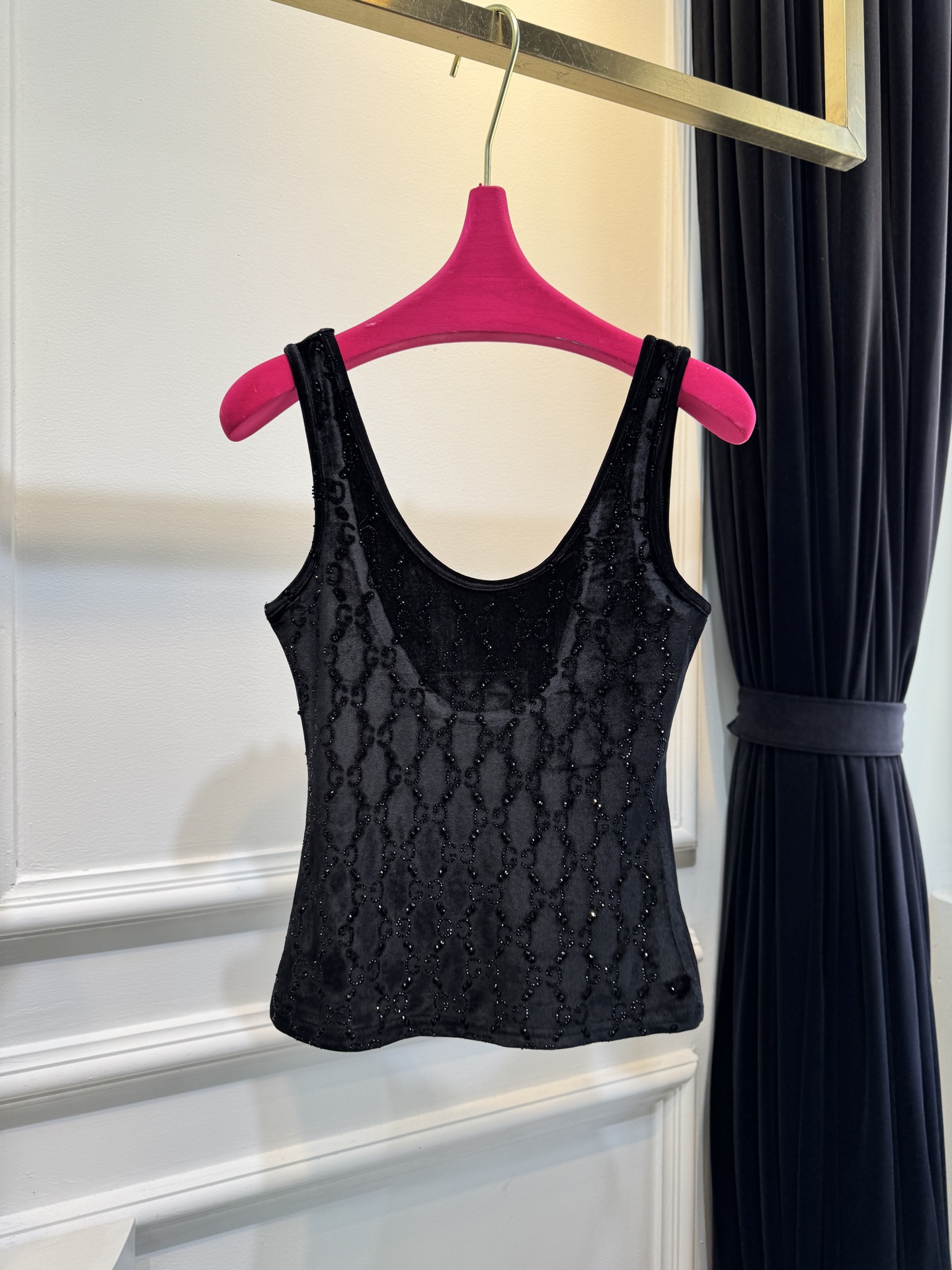 gucc* 金丝绒烫钻背心采用柔软亲肤的金丝绒面料，表面带有细腻光泽；全身点缀满幅的烫钻花纹，在光线下折