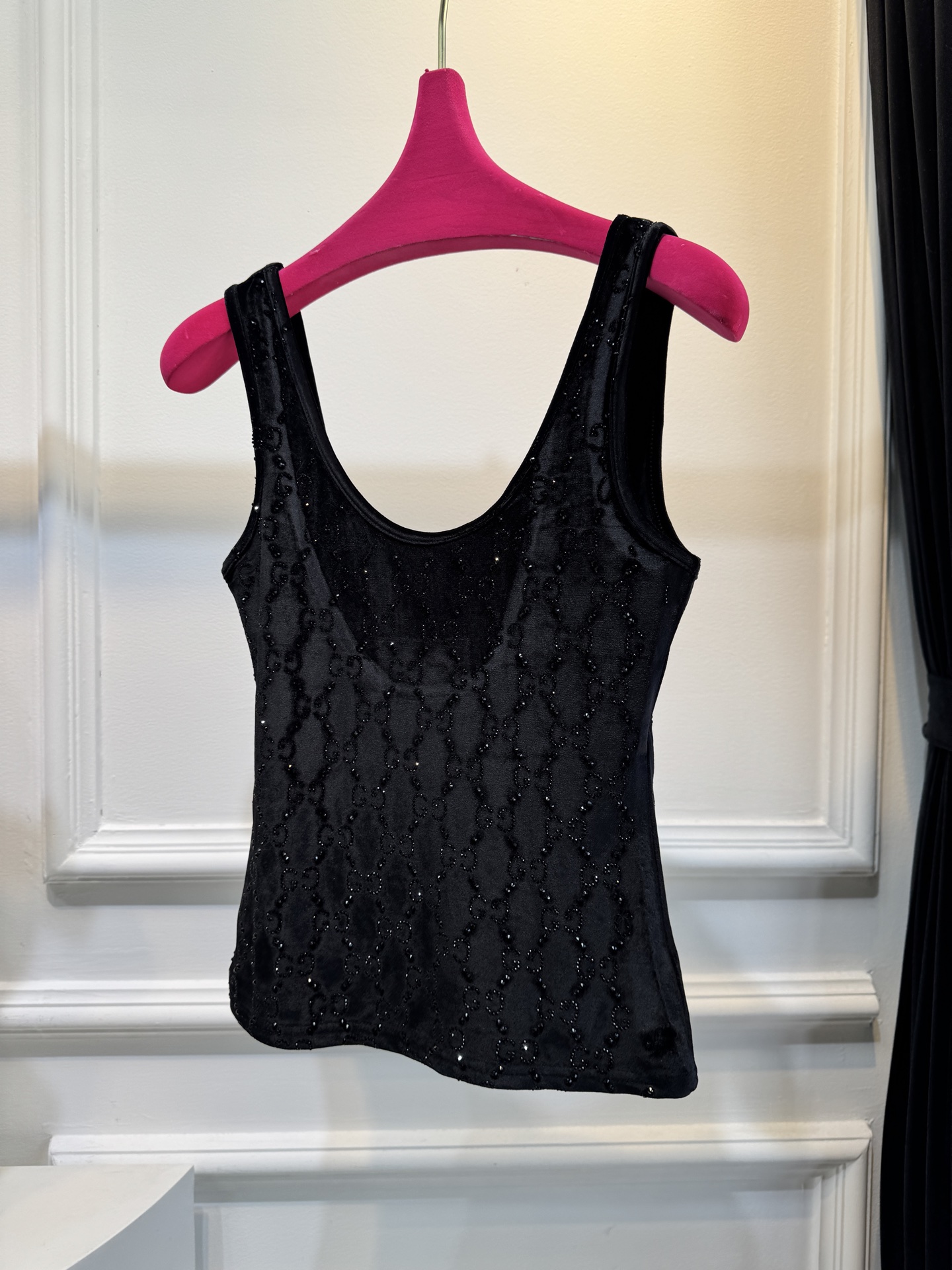 gucc* 金丝绒烫钻背心采用柔软亲肤的金丝绒面料，表面带有细腻光泽；全身点缀满幅的烫钻花纹，在光线下折