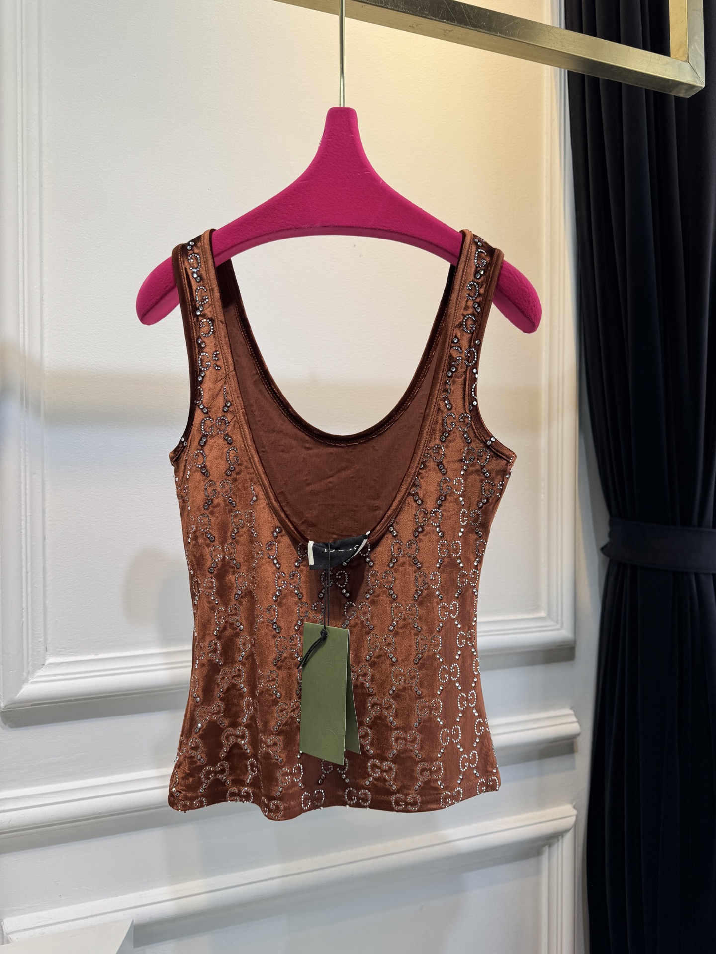 gucc* 金丝绒烫钻背心采用柔软亲肤的金丝绒面料，表面带有细腻光泽；全身点缀满幅的烫钻花纹，在光线下折