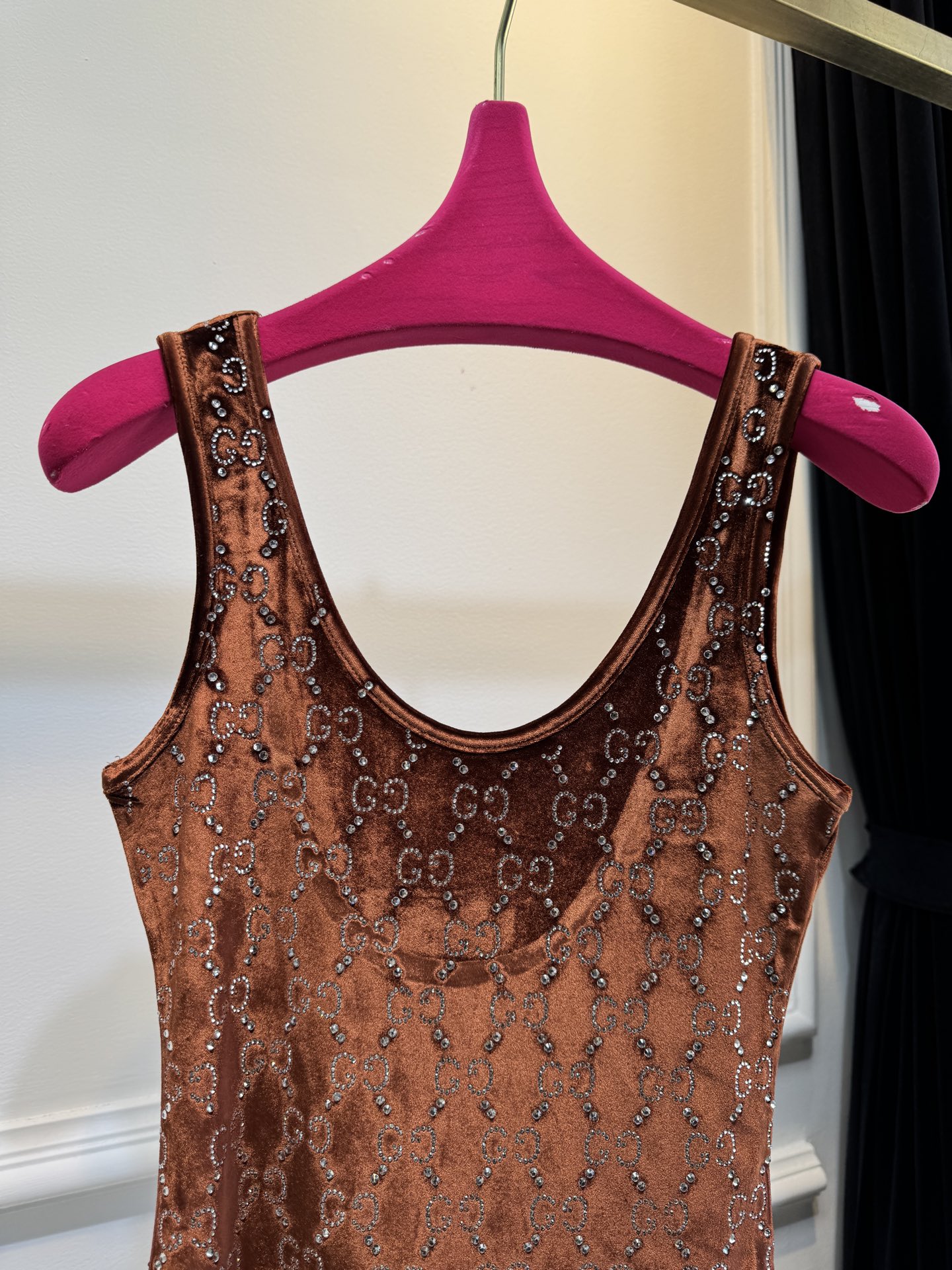 gucc* 金丝绒烫钻背心采用柔软亲肤的金丝绒面料，表面带有细腻光泽；全身点缀满幅的烫钻花纹，在光线下折