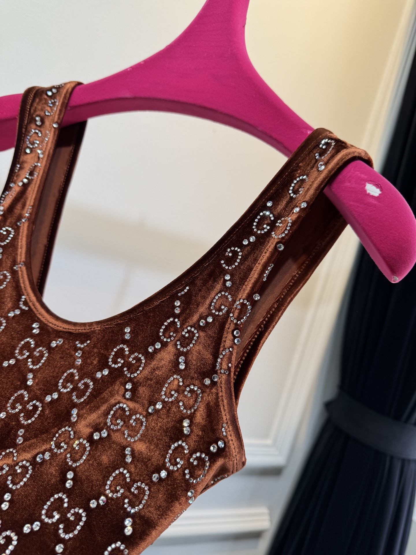 gucc* 金丝绒烫钻背心采用柔软亲肤的金丝绒面料，表面带有细腻光泽；全身点缀满幅的烫钻花纹，在光线下折