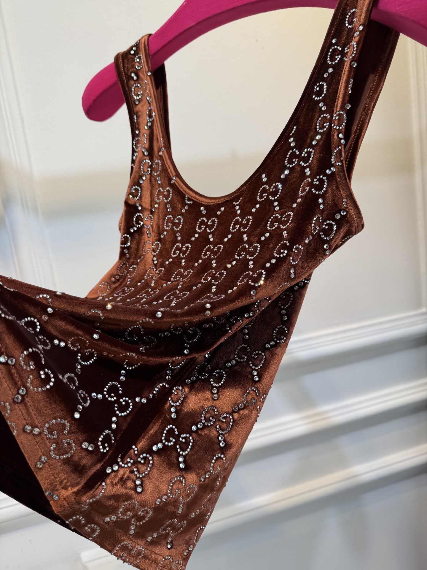 gucc* 金丝绒烫钻背心采用柔软亲肤的金丝绒面料，表面带有细腻光泽；全身点缀满幅的烫钻花纹，在光线下折