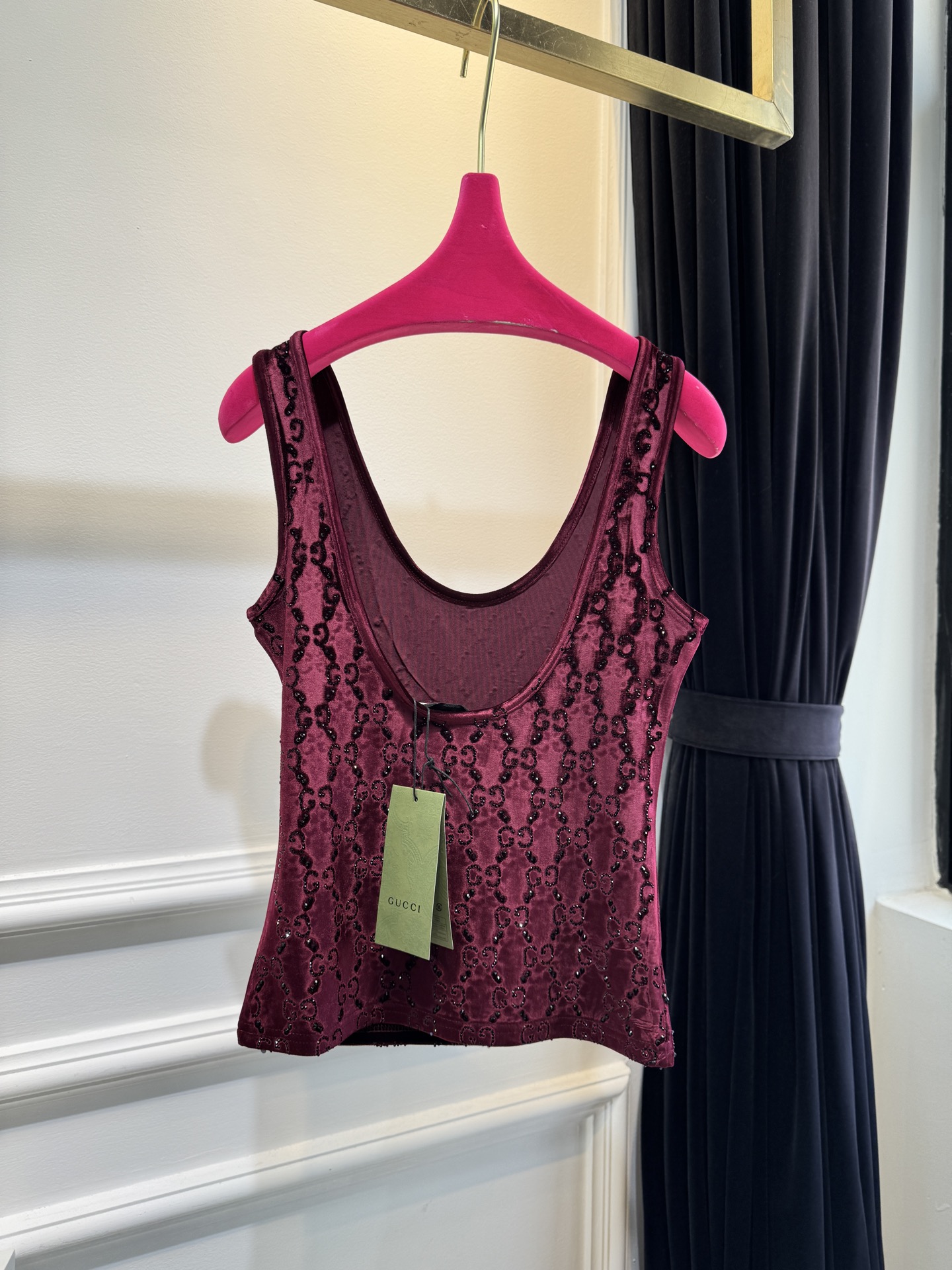 gucc* 金丝绒烫钻背心采用柔软亲肤的金丝绒面料，表面带有细腻光泽；全身点缀满幅的烫钻花纹，在光线下折