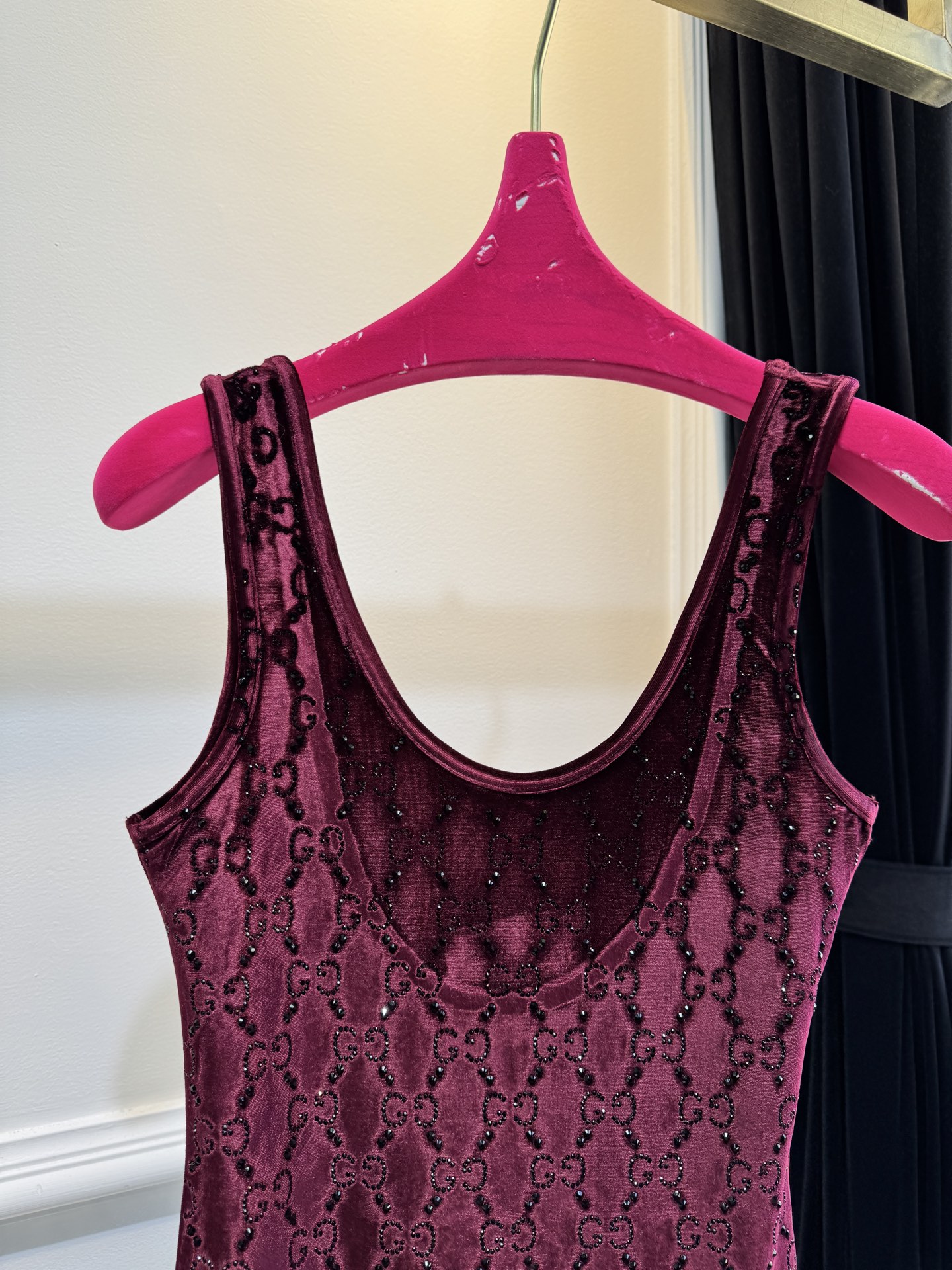 gucc* 金丝绒烫钻背心采用柔软亲肤的金丝绒面料，表面带有细腻光泽；全身点缀满幅的烫钻花纹，在光线下折