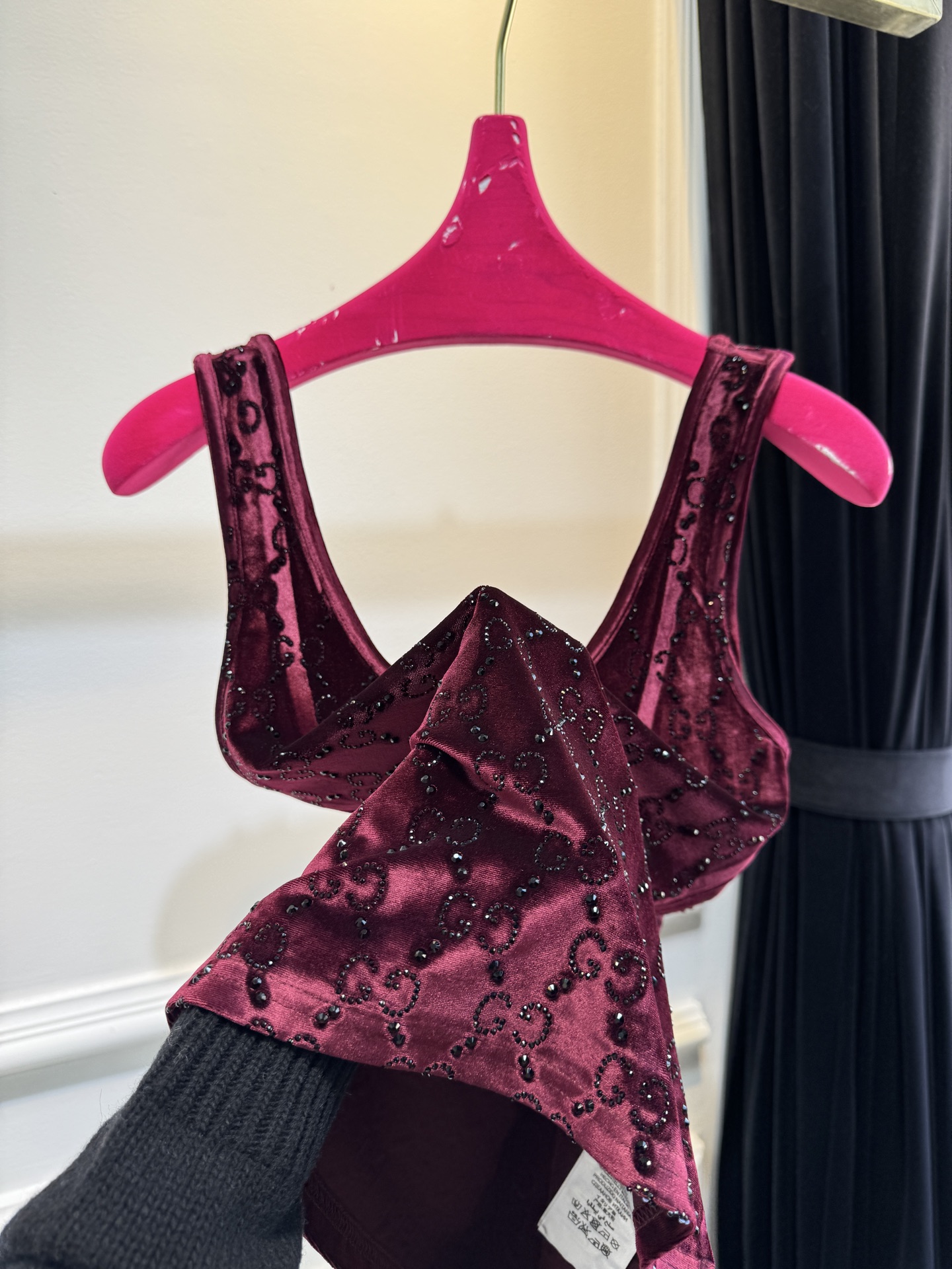 gucc* 金丝绒烫钻背心采用柔软亲肤的金丝绒面料，表面带有细腻光泽；全身点缀满幅的烫钻花纹，在光线下折