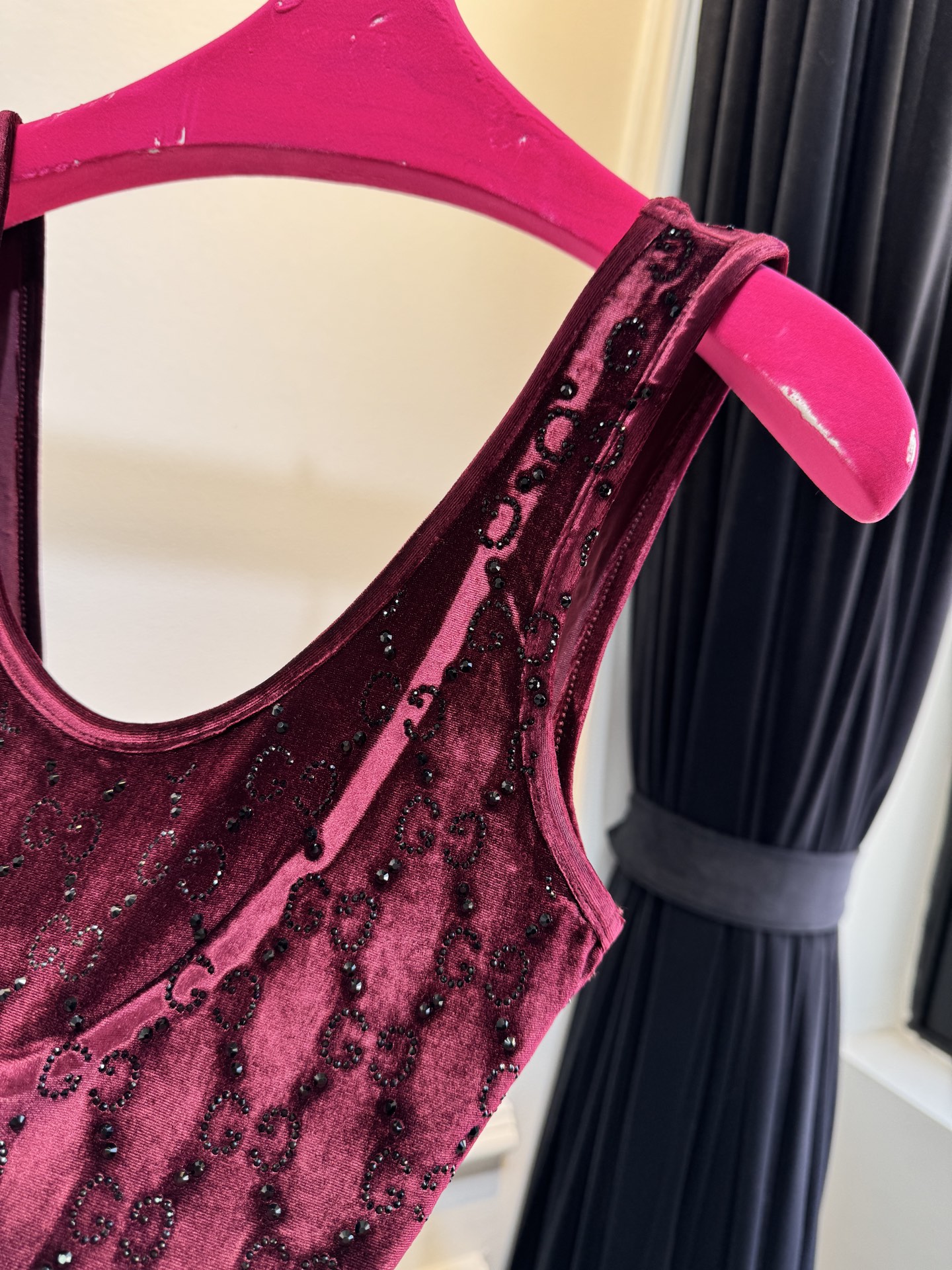 gucc* 金丝绒烫钻背心采用柔软亲肤的金丝绒面料，表面带有细腻光泽；全身点缀满幅的烫钻花纹，在光线下折