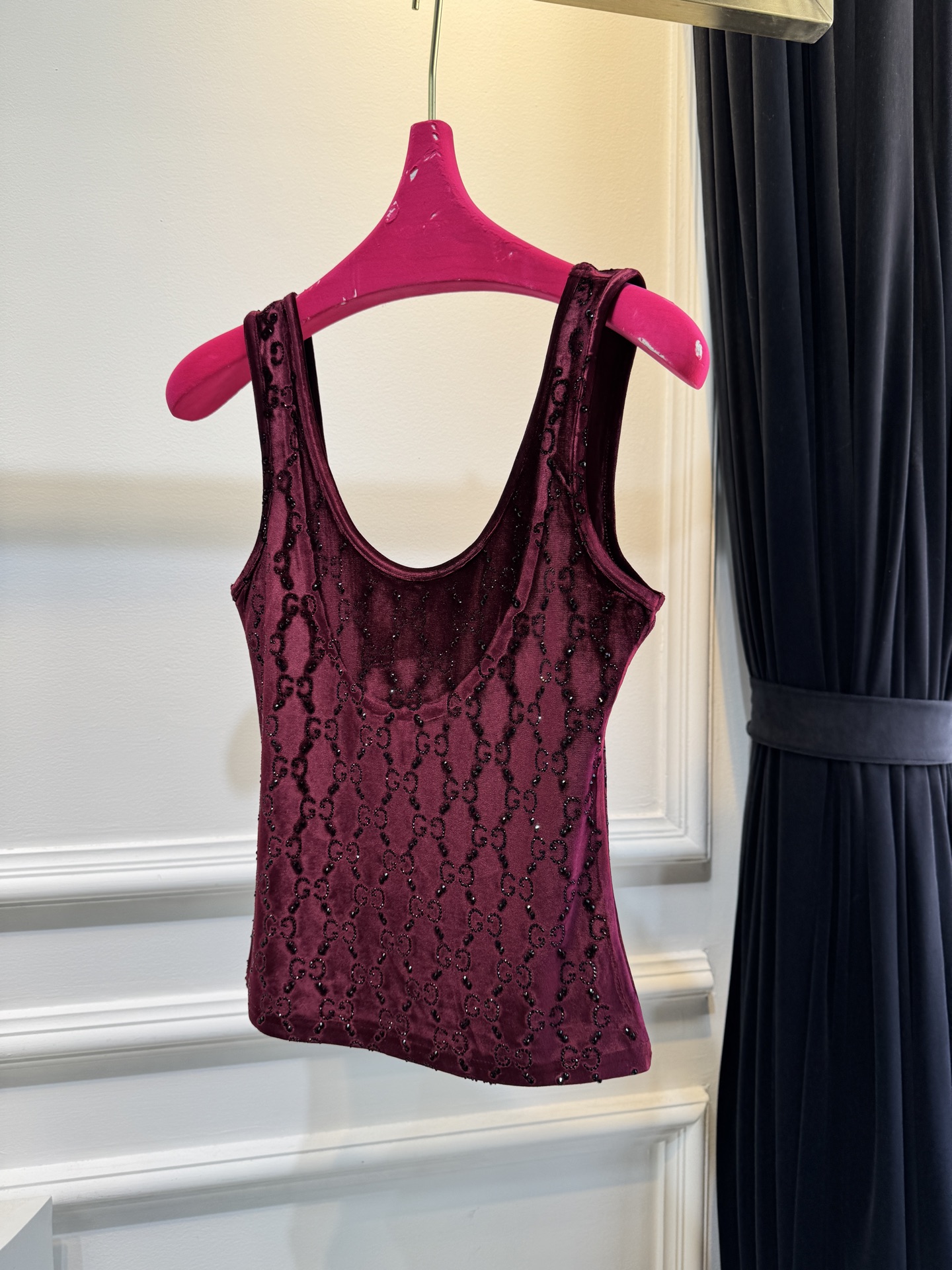 gucc* 金丝绒烫钻背心采用柔软亲肤的金丝绒面料，表面带有细腻光泽；全身点缀满幅的烫钻花纹，在光线下折