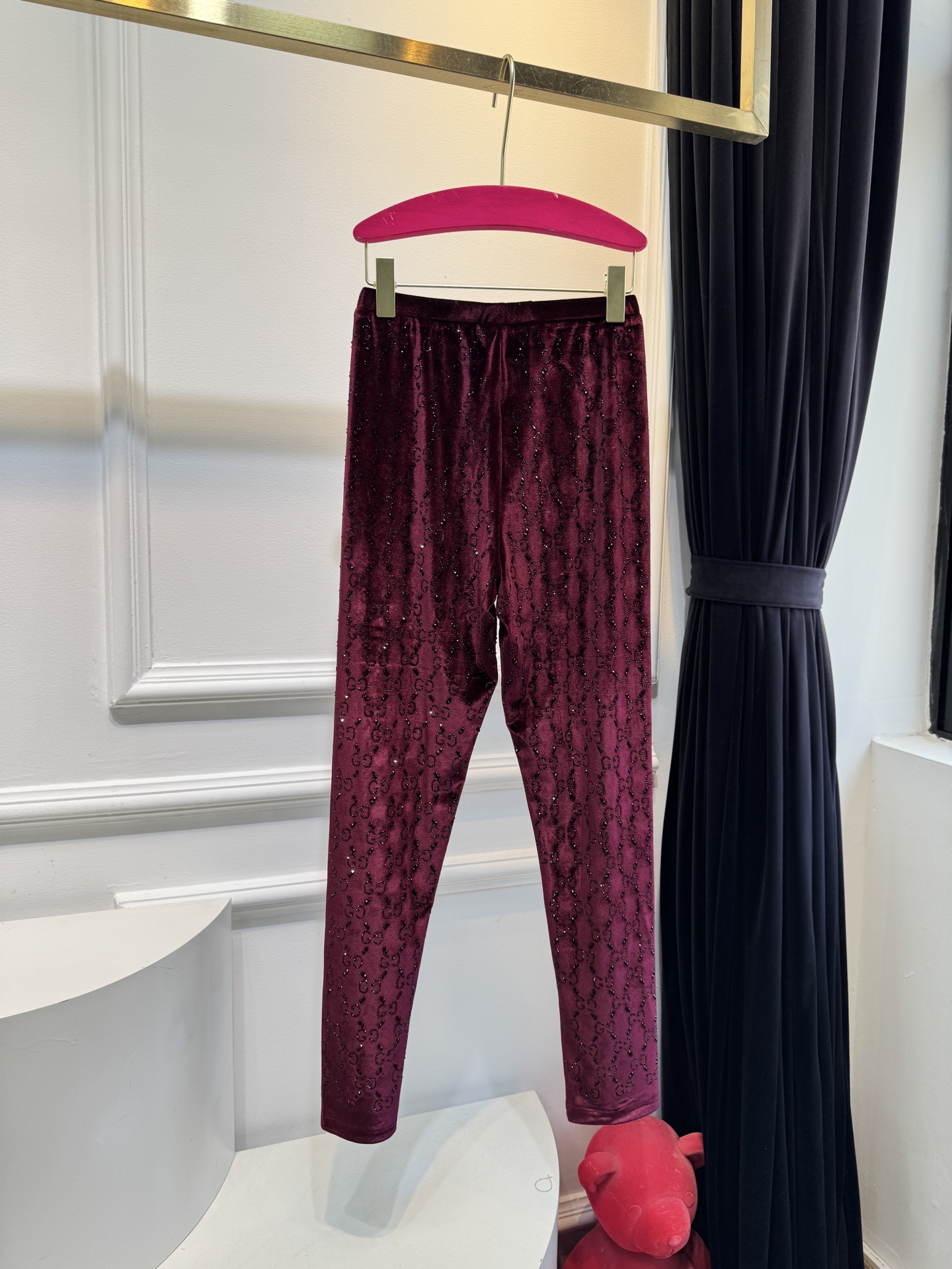 gucc*烫钻打底裤。新增玫红色🆕实物比图片还好看！黑色显瘦，灰色洋气，焦糖色超显白，丝绒面料软乎乎的，