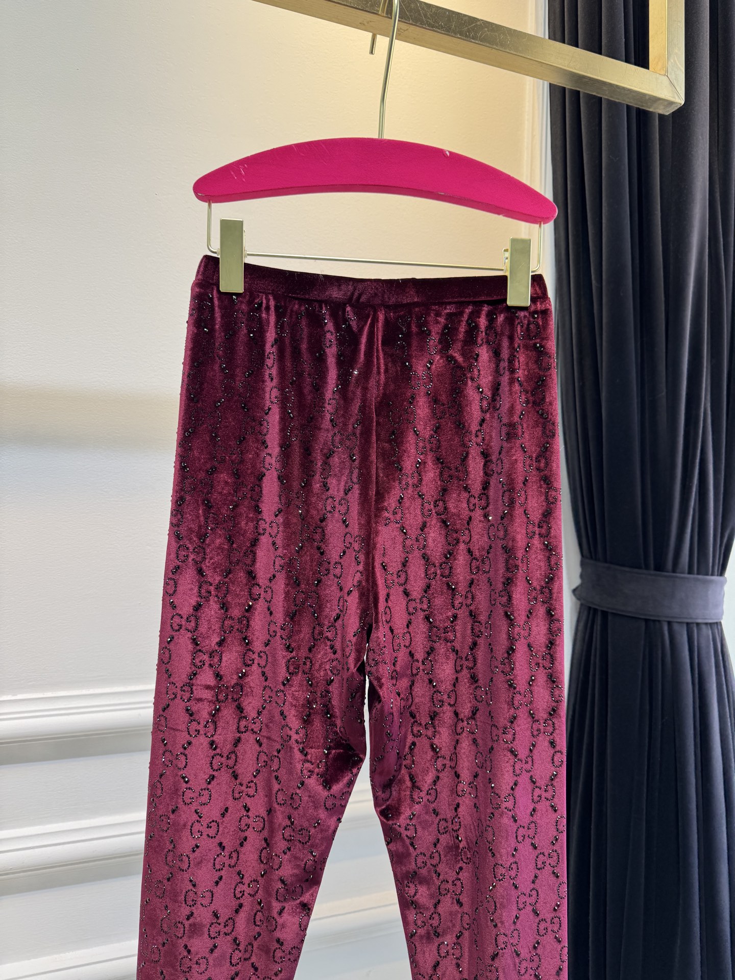 gucc*烫钻打底裤。新增玫红色🆕实物比图片还好看！黑色显瘦，灰色洋气，焦糖色超显白，丝绒面料软乎乎的，