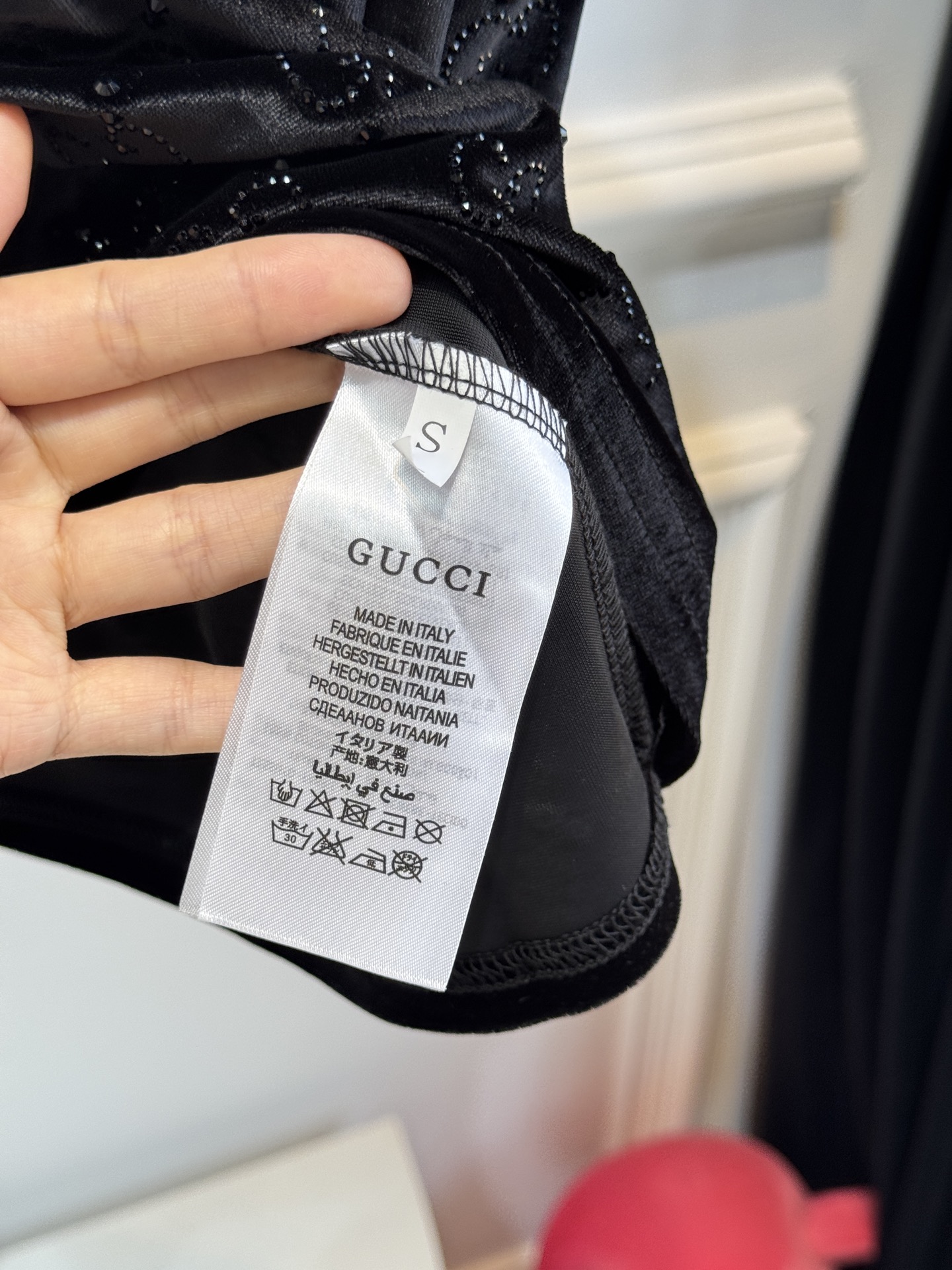 Gucc* GG烫钻短袖T恤，丝绒（天鹅绒）触感柔软顺滑，自带光泽感，兼具保暖性与高级质感。全身满铺双G