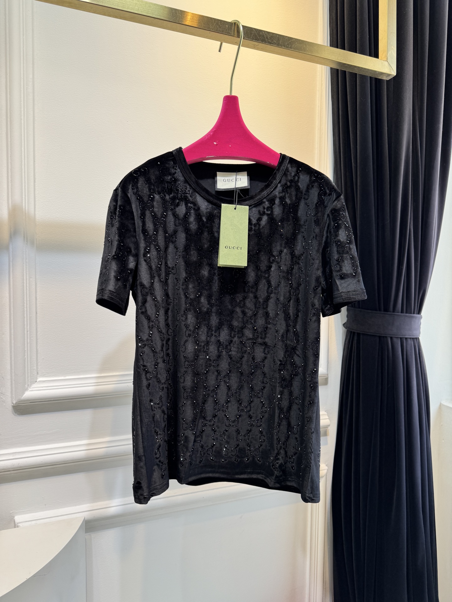 Gucc* GG烫钻短袖T恤，丝绒（天鹅绒）触感柔软顺滑，自带光泽感，兼具保暖性与高级质感。全身满铺双G