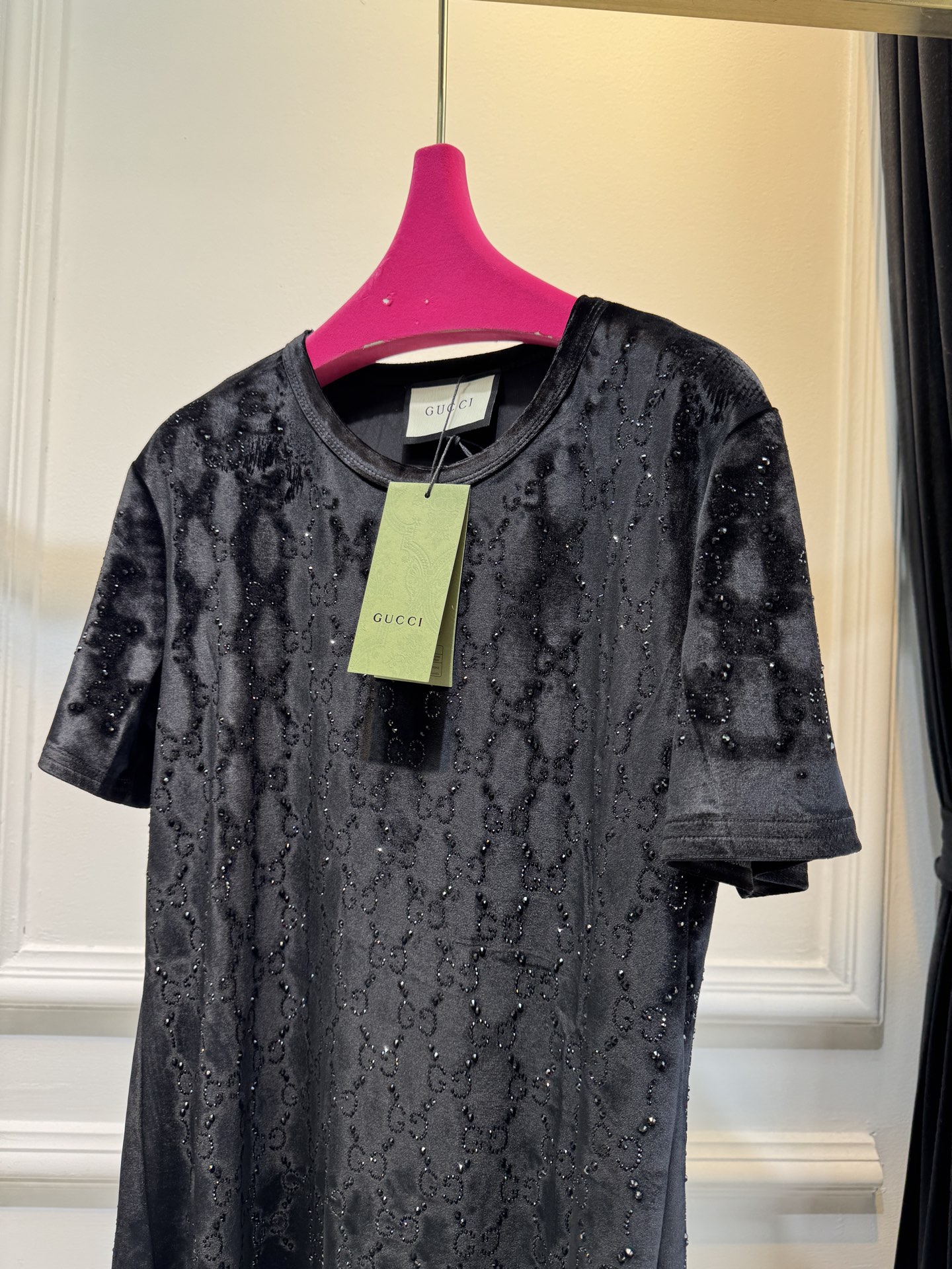 Gucc* GG烫钻短袖T恤，丝绒（天鹅绒）触感柔软顺滑，自带光泽感，兼具保暖性与高级质感。全身满铺双G