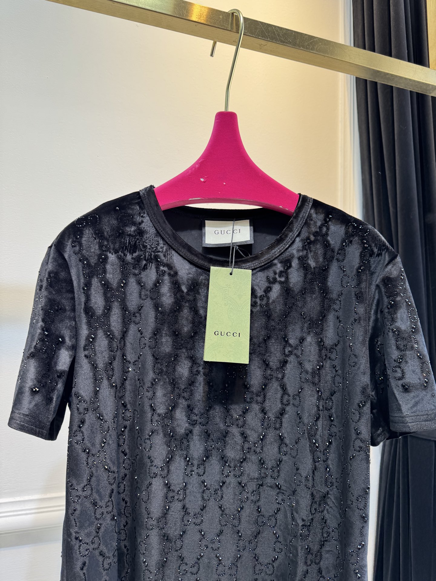 Gucc* GG烫钻短袖T恤，丝绒（天鹅绒）触感柔软顺滑，自带光泽感，兼具保暖性与高级质感。全身满铺双G