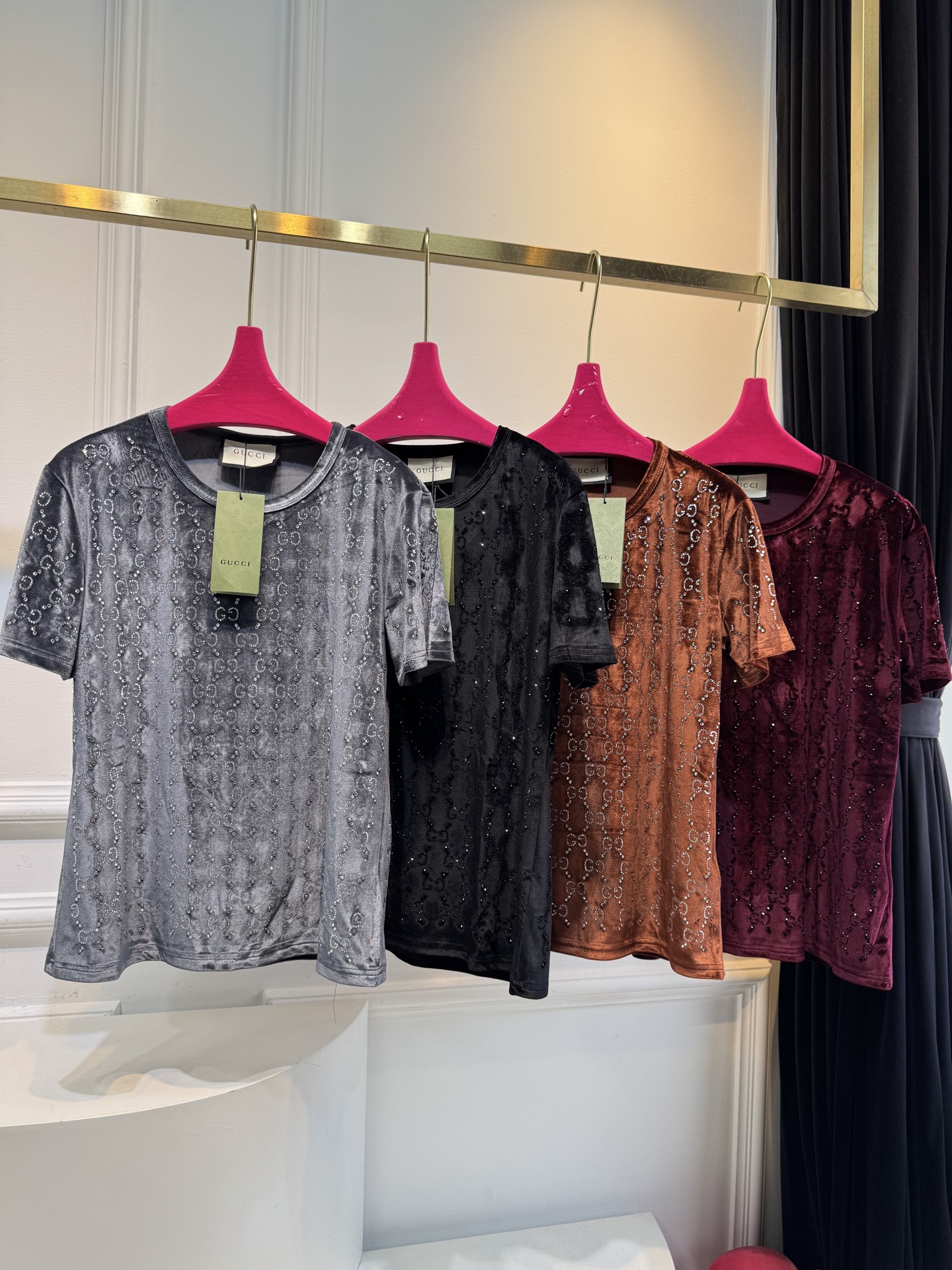 Gucc* GG烫钻短袖T恤，丝绒（天鹅绒）触感柔软顺滑，自带光泽感，兼具保暖性与高级质感。全身满铺双G