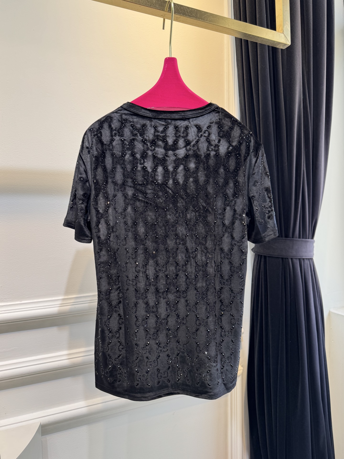 Gucc* GG烫钻短袖T恤，丝绒（天鹅绒）触感柔软顺滑，自带光泽感，兼具保暖性与高级质感。全身满铺双G